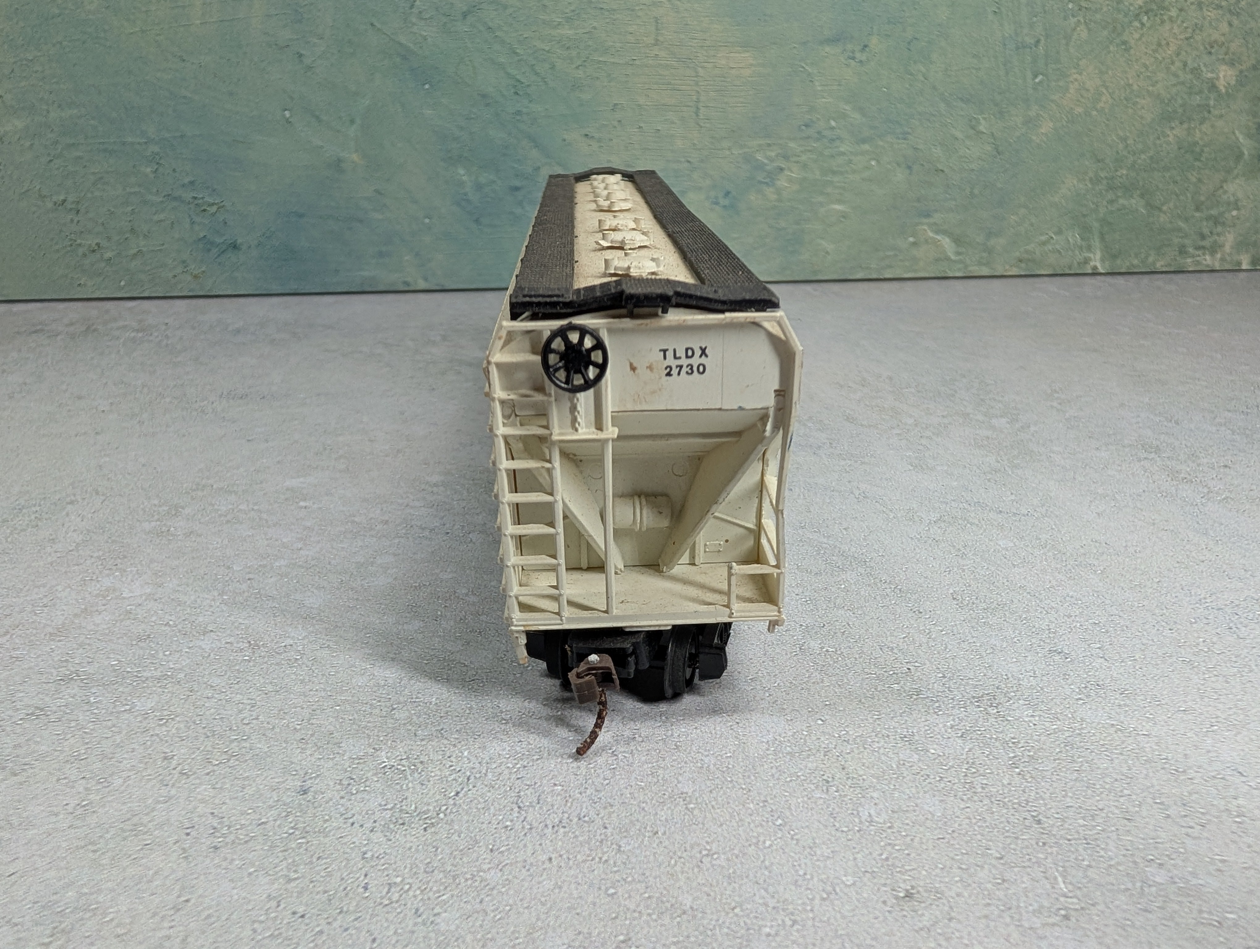 USED AHM HO Scale Covered Hopper Lehigh Valley LV #2730