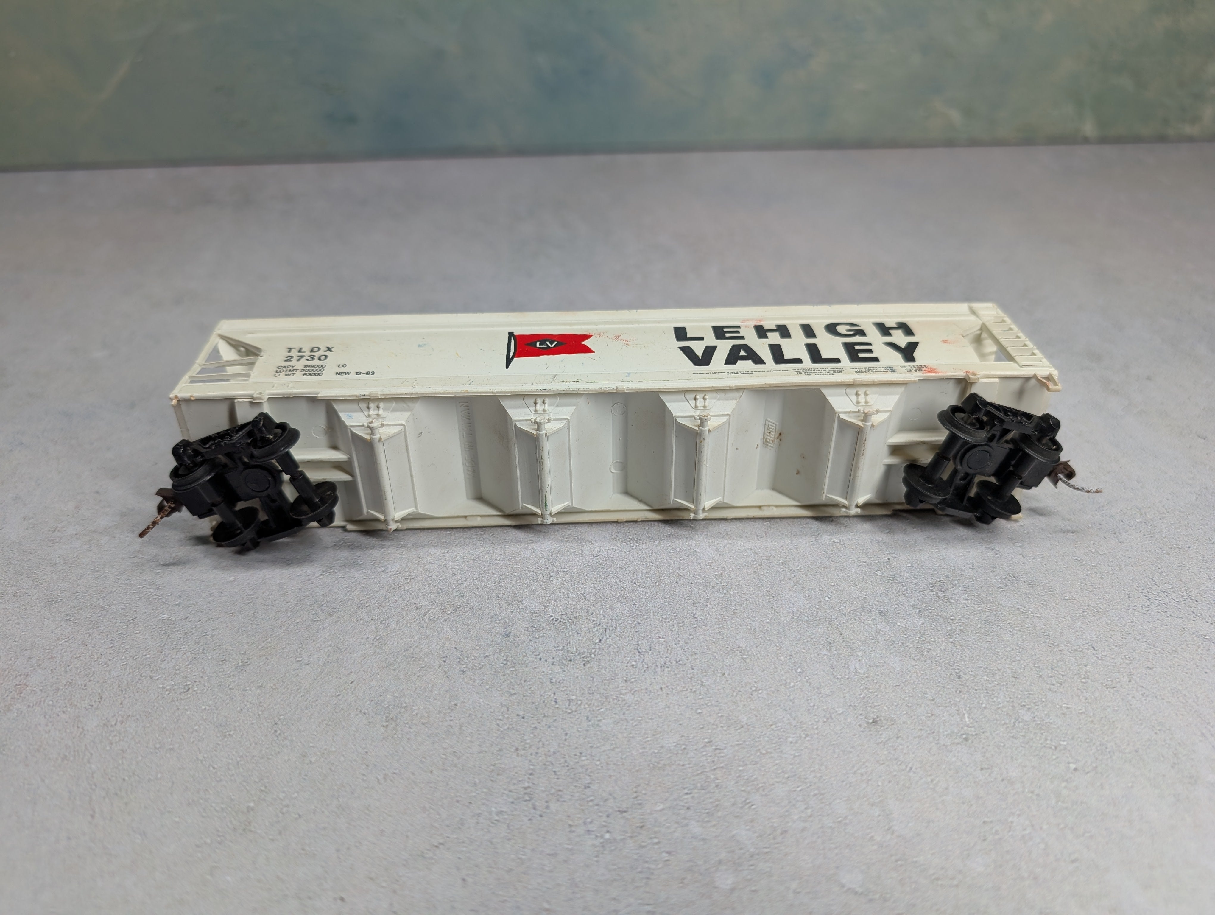 USED AHM HO Scale Covered Hopper Lehigh Valley LV #2730