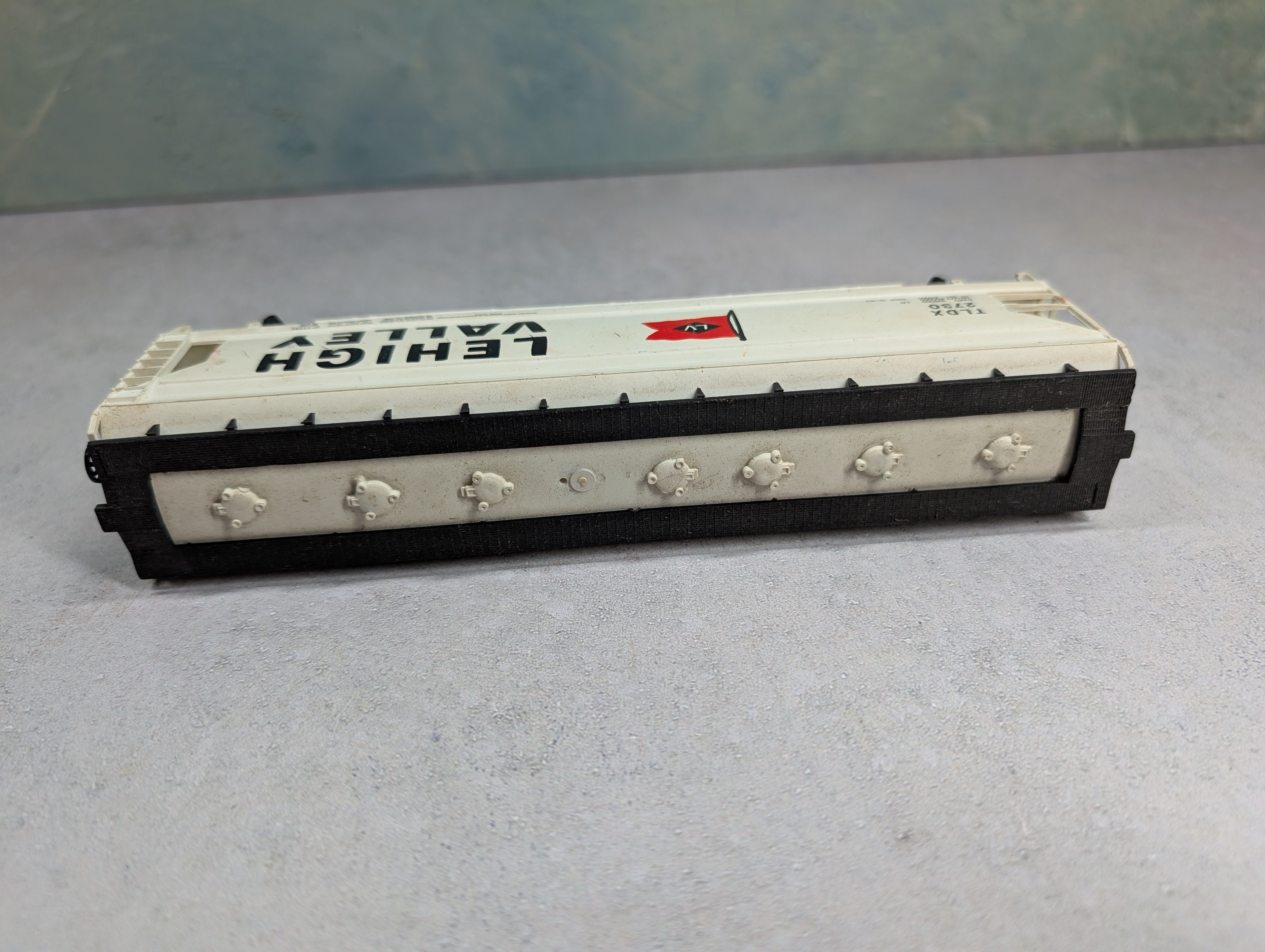 USED AHM HO Scale Covered Hopper Lehigh Valley LV #2730