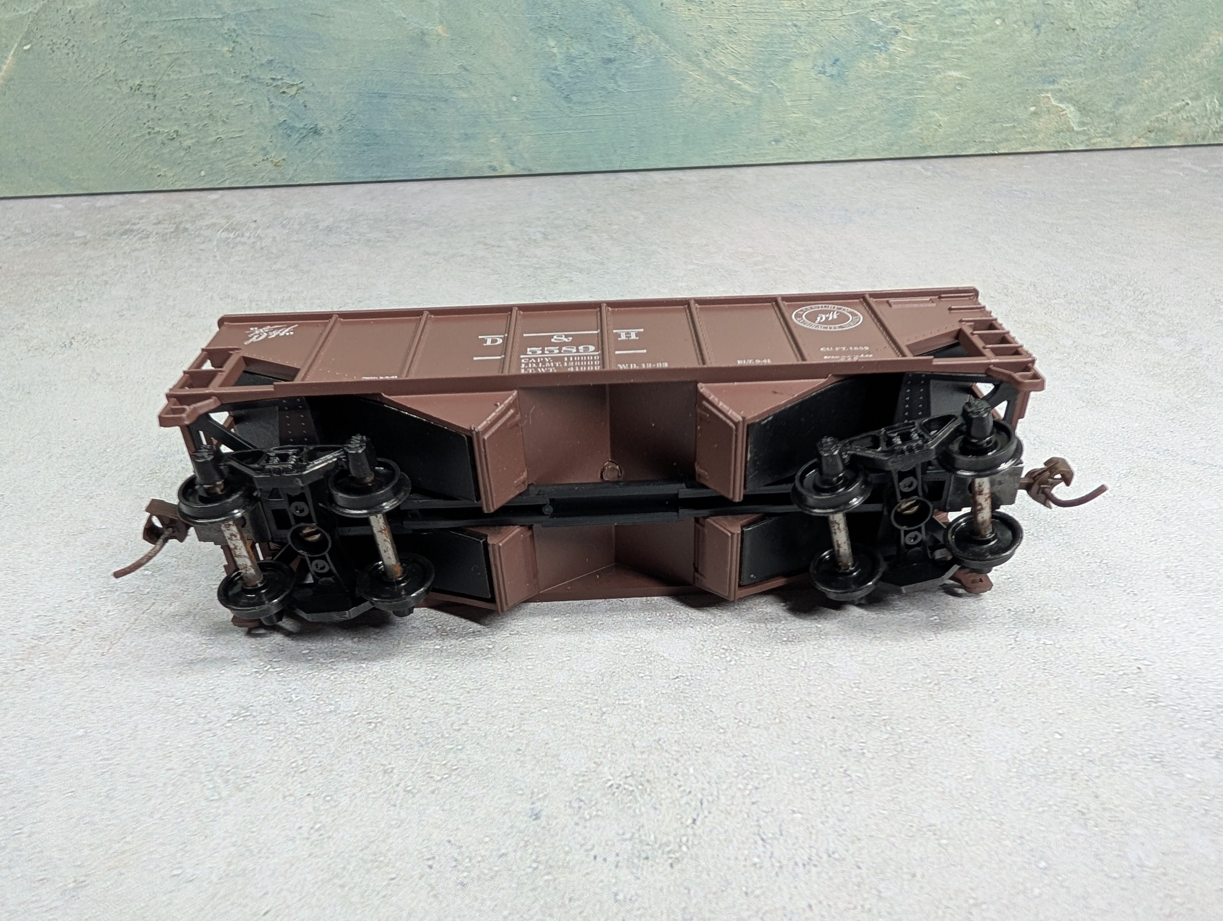 USED Athearn HO Scale 2 Bay Open Hopper Delaware and Hudson DH #5589