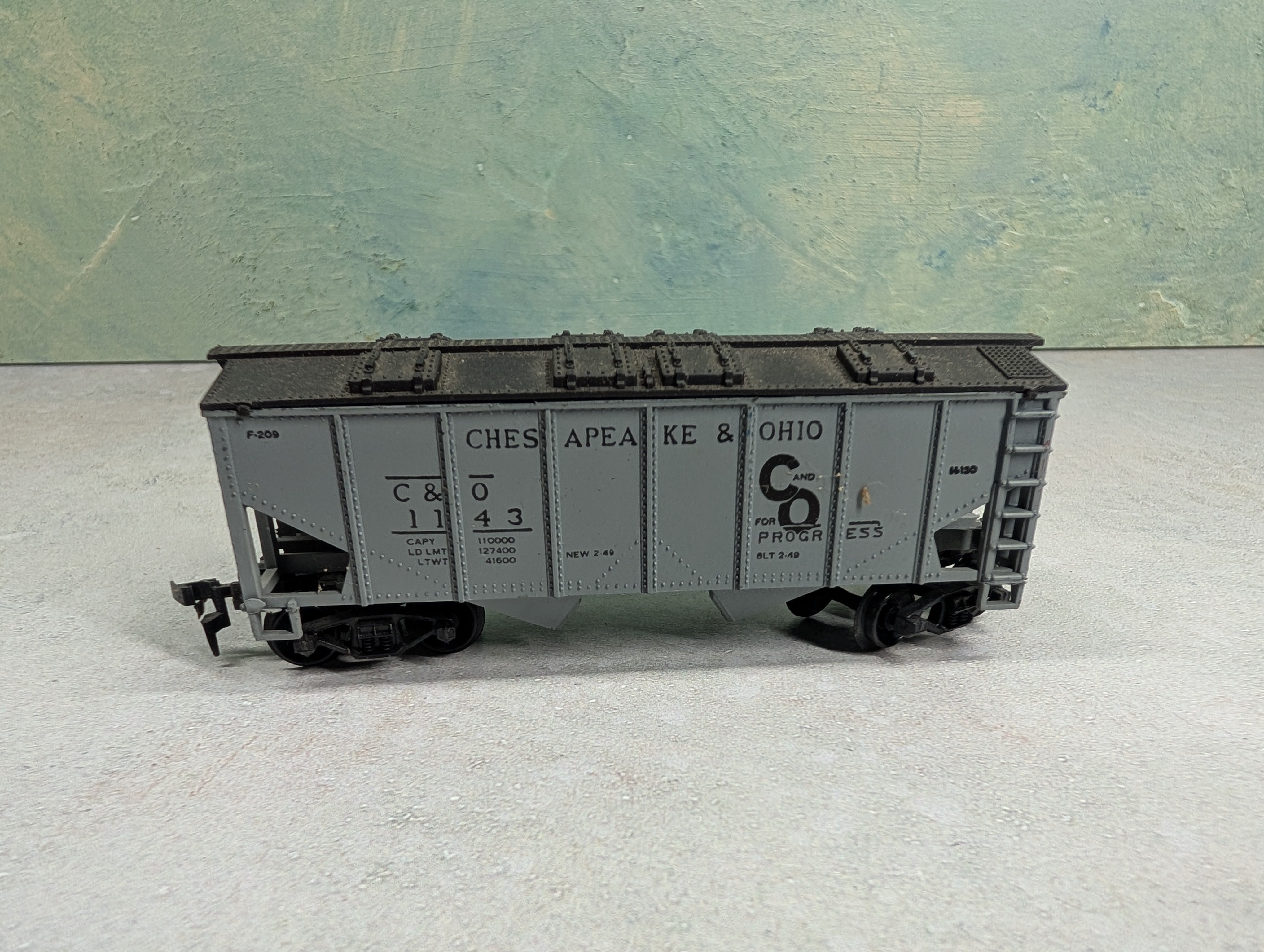 USED HO Scale 2 Bay Covered Hopper Chesapeake and Ohio C&O #1143