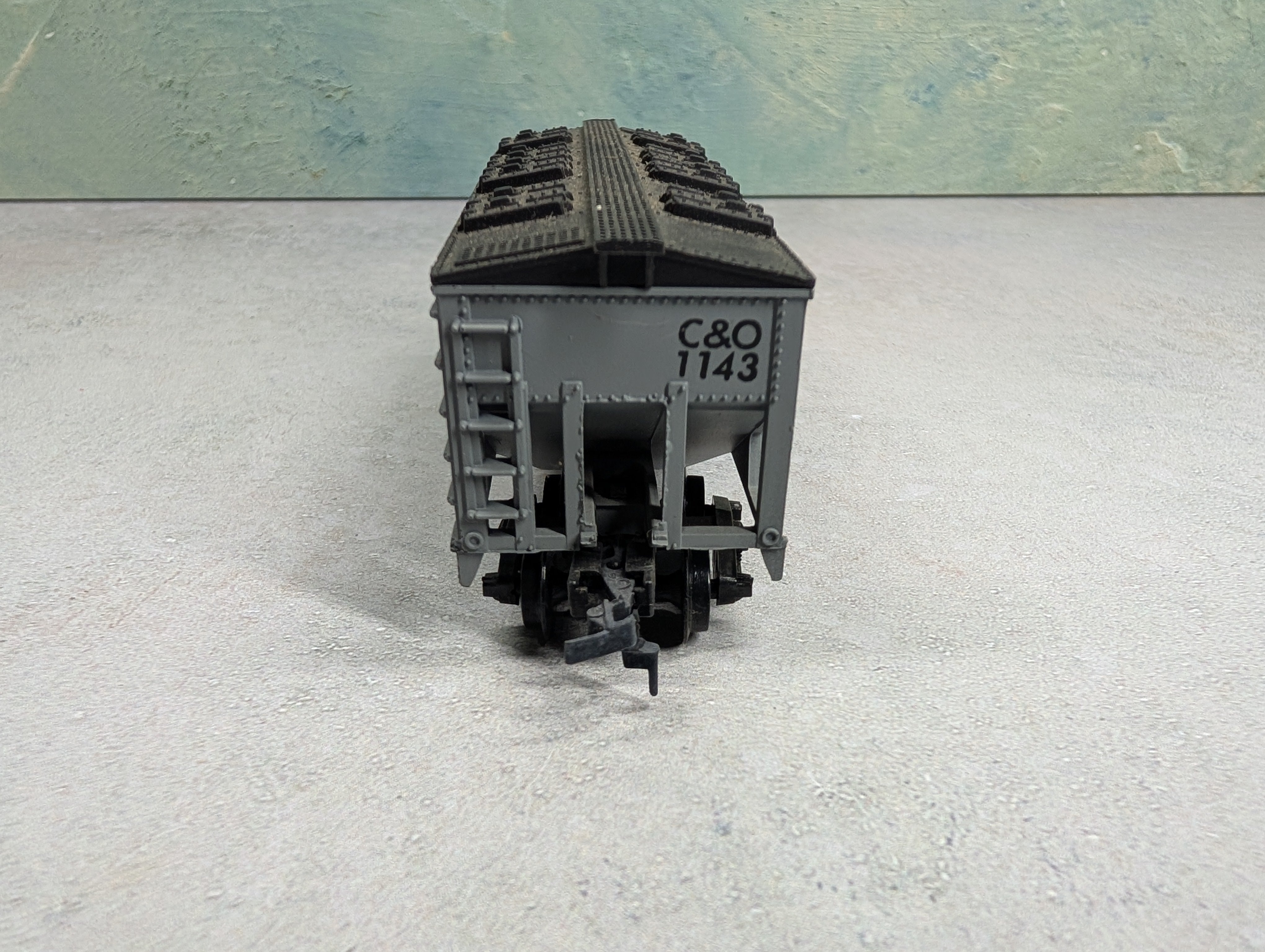 USED HO Scale 2 Bay Covered Hopper Chesapeake and Ohio C&O #1143