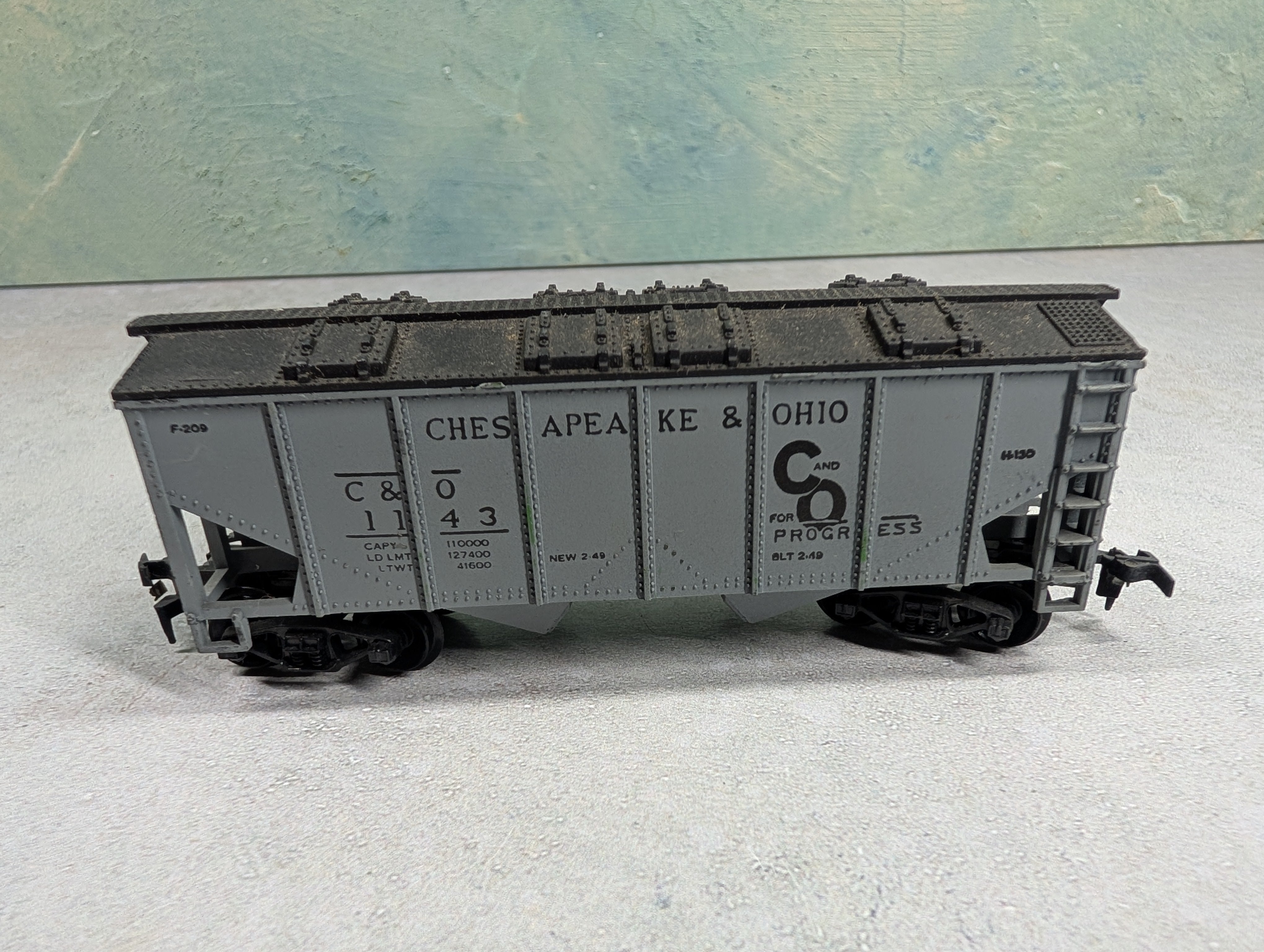 USED HO Scale 2 Bay Covered Hopper Chesapeake and Ohio C&O #1143