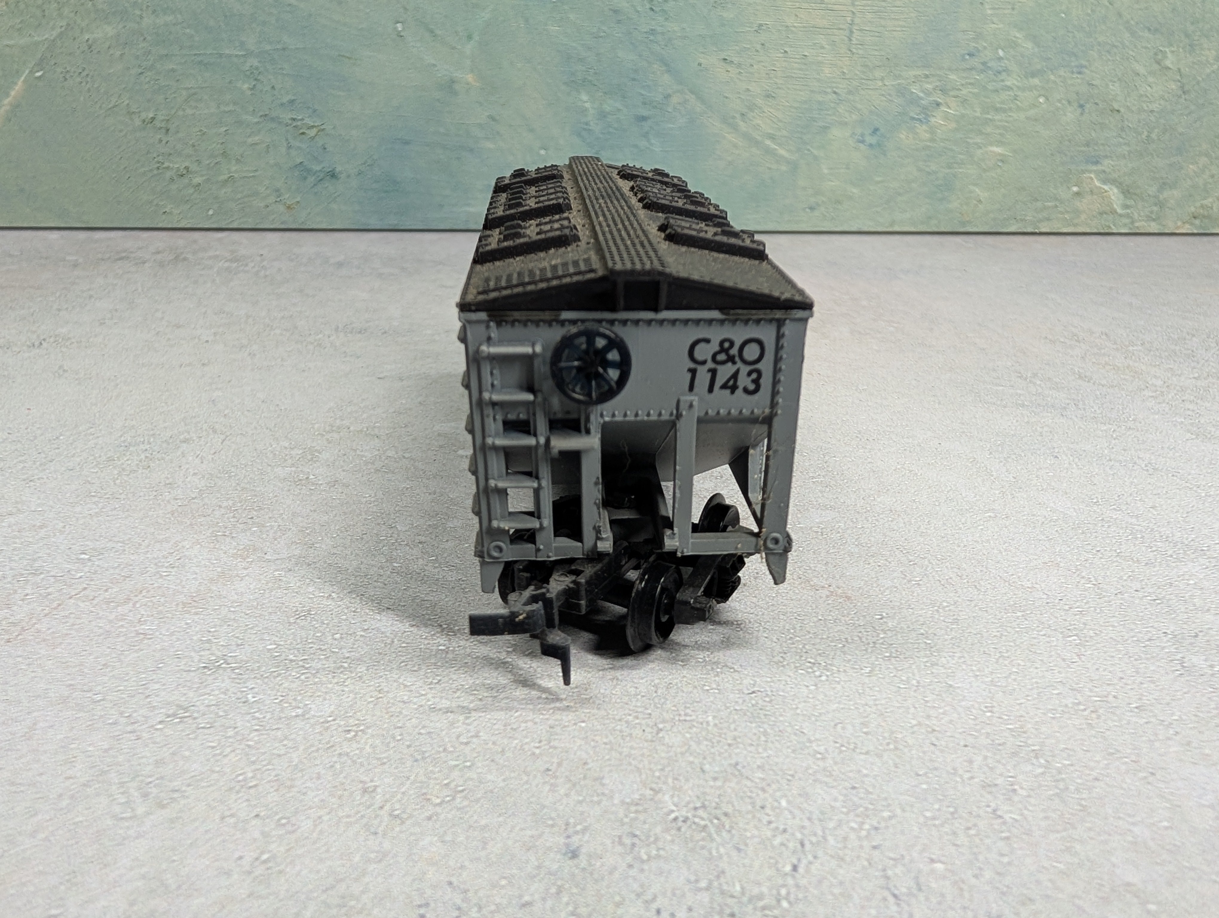 USED HO Scale 2 Bay Covered Hopper Chesapeake and Ohio C&O #1143