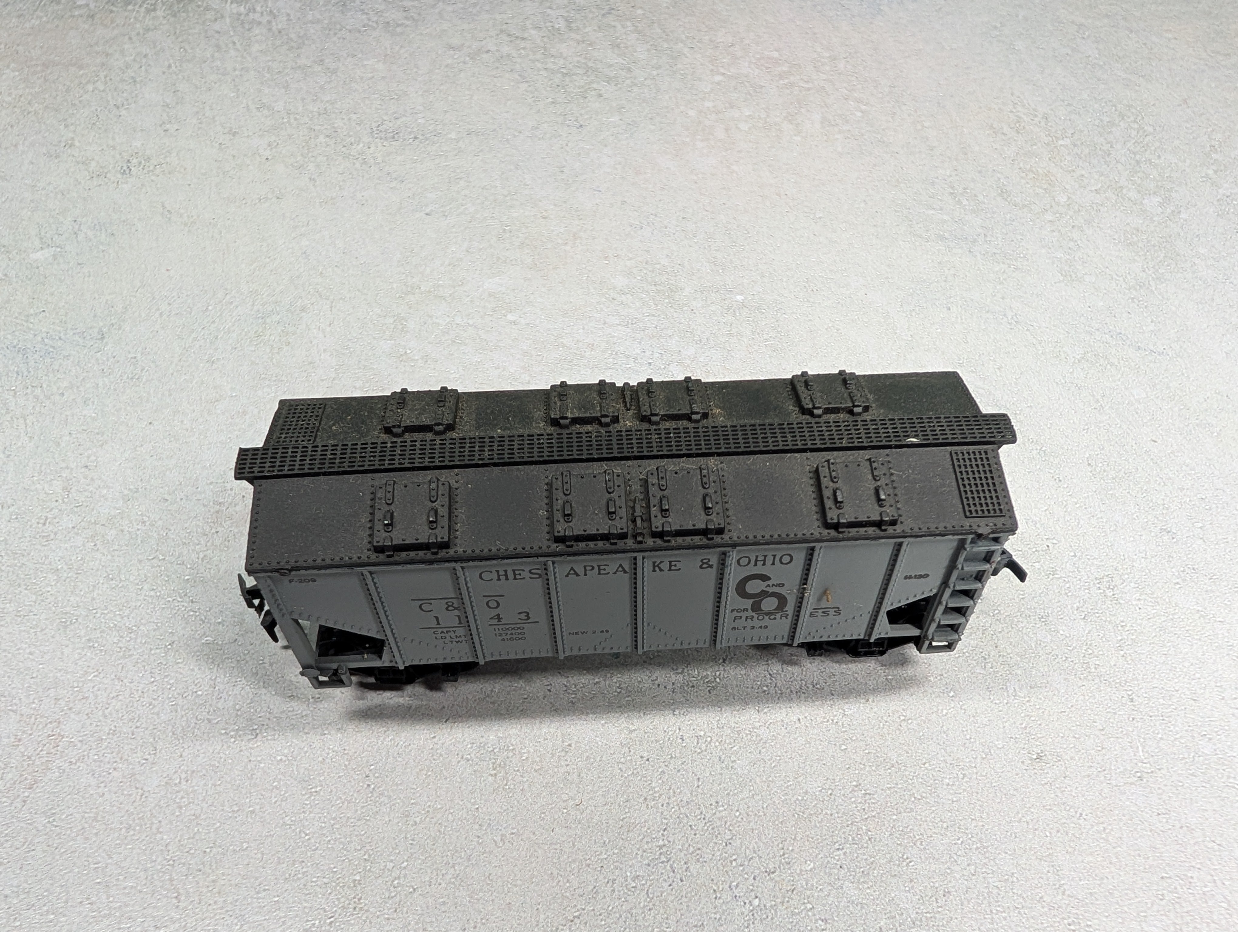 USED HO Scale 2 Bay Covered Hopper Chesapeake and Ohio C&O #1143