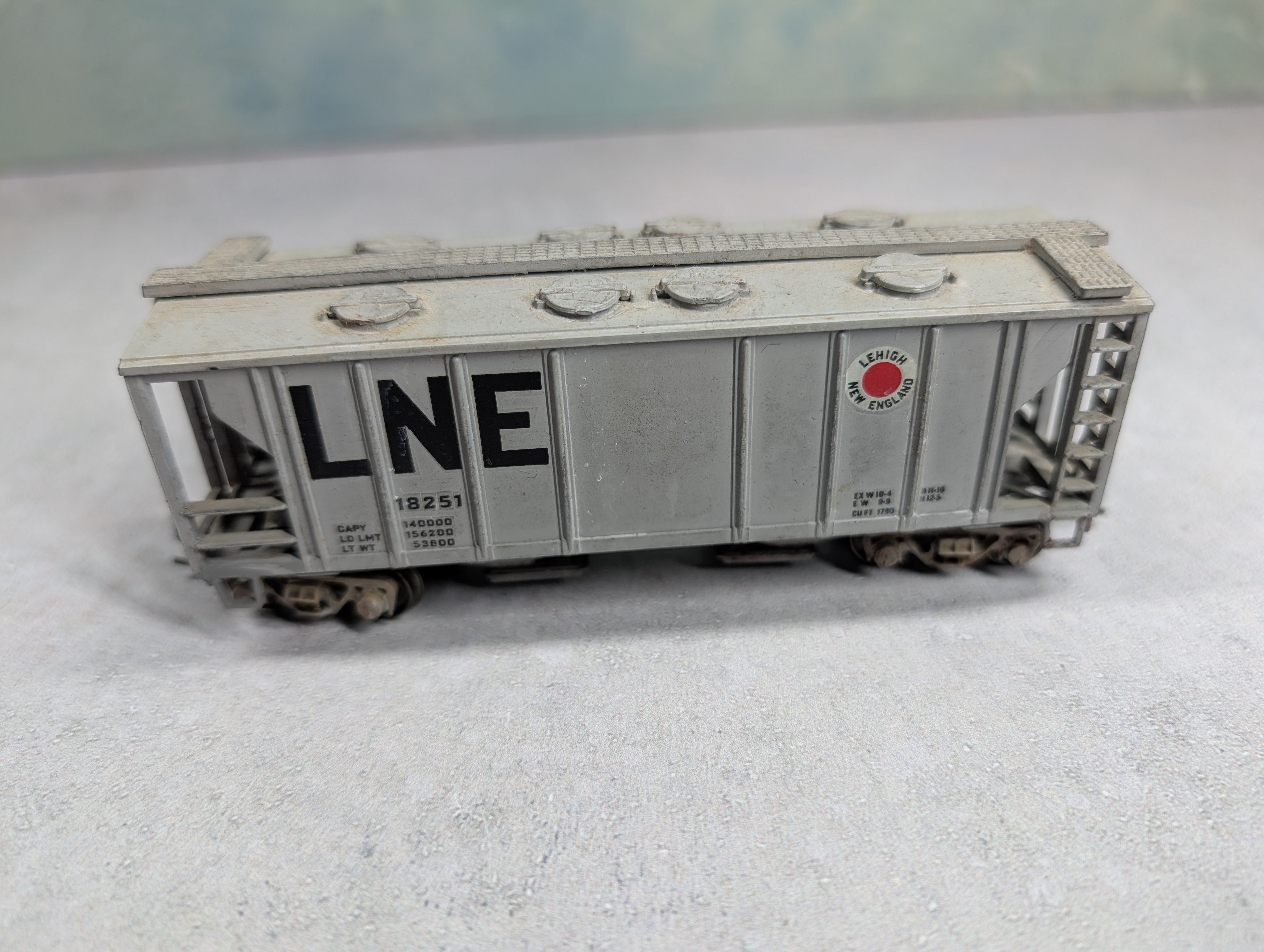 USED Roundhouse HO Scale 2 Bay Covered Hopper Lehigh New England LNE #18251 Decal