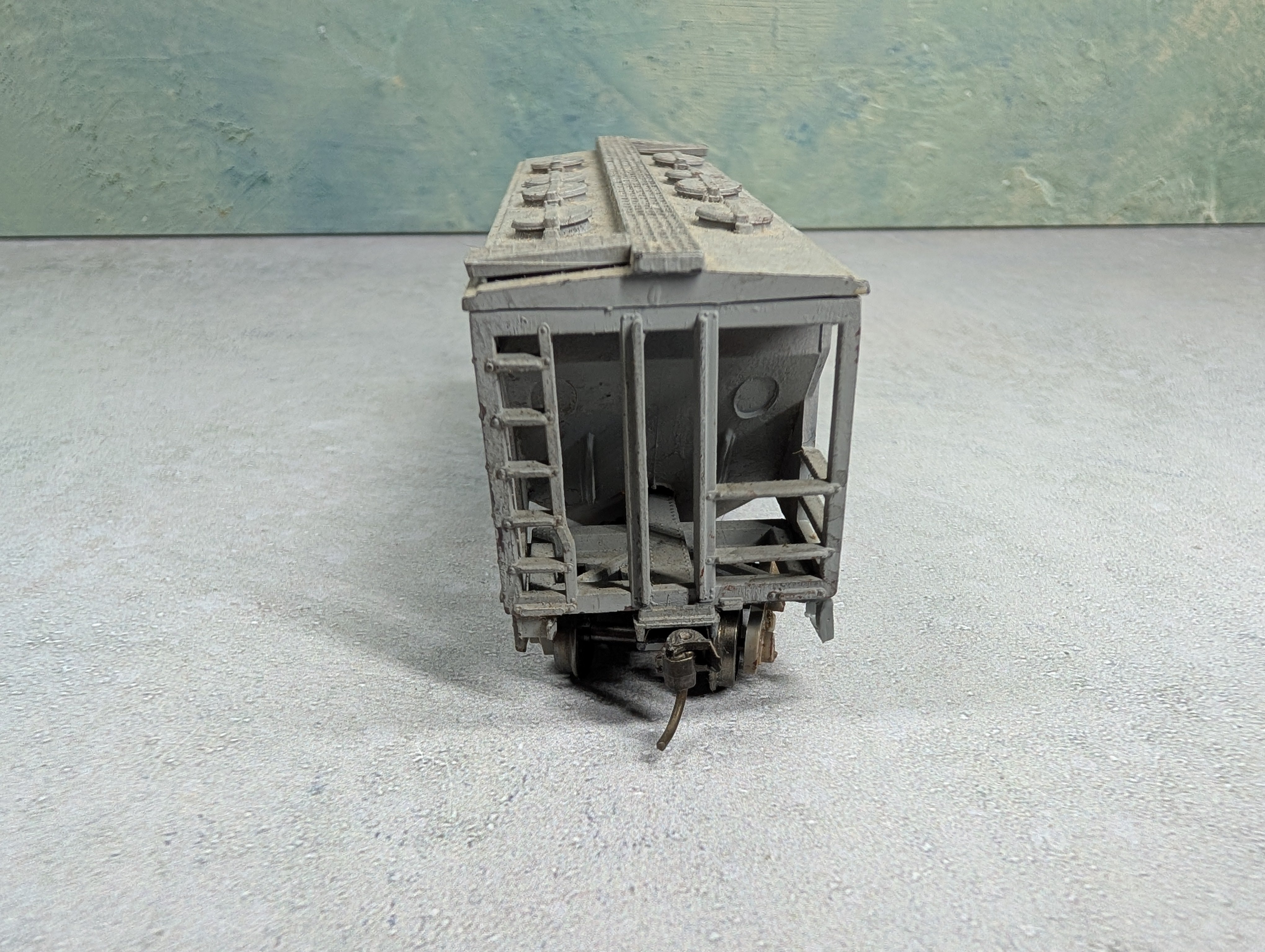 USED Roundhouse HO Scale 2 Bay Covered Hopper Lehigh New England LNE #18251 Decal