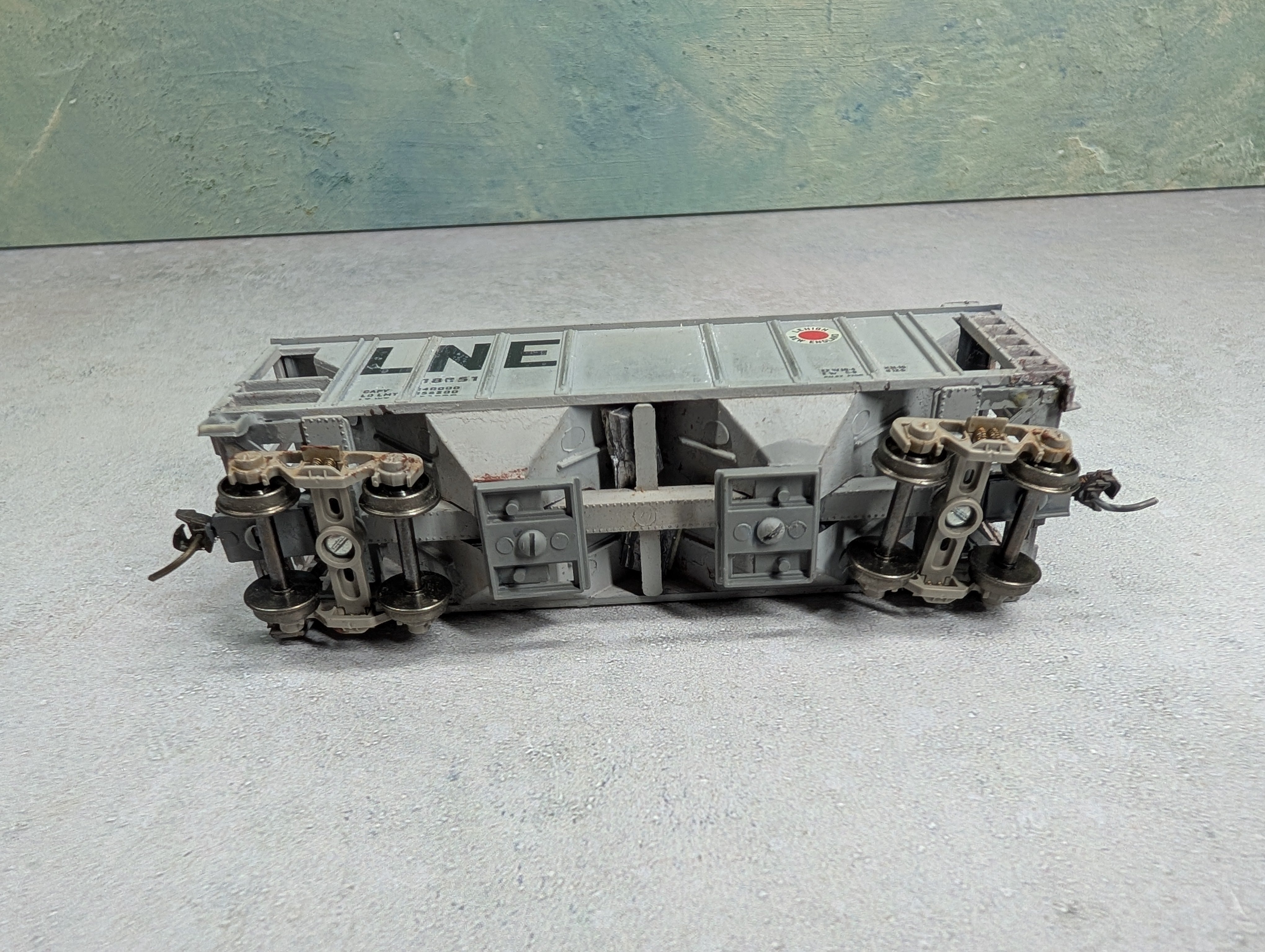 USED Roundhouse HO Scale 2 Bay Covered Hopper Lehigh New England LNE #18251 Decal
