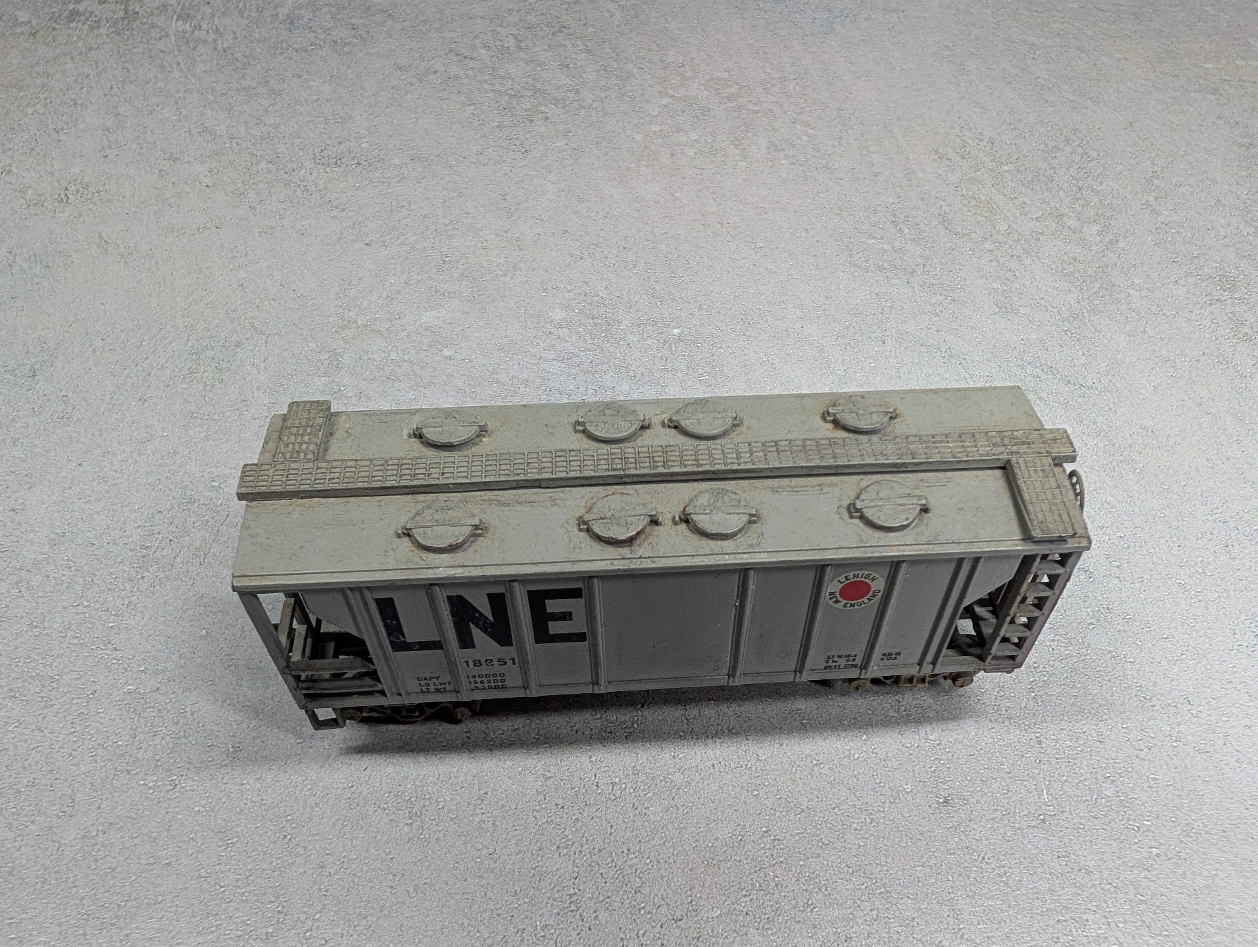 USED Roundhouse HO Scale 2 Bay Covered Hopper Lehigh New England LNE #18251 Decal