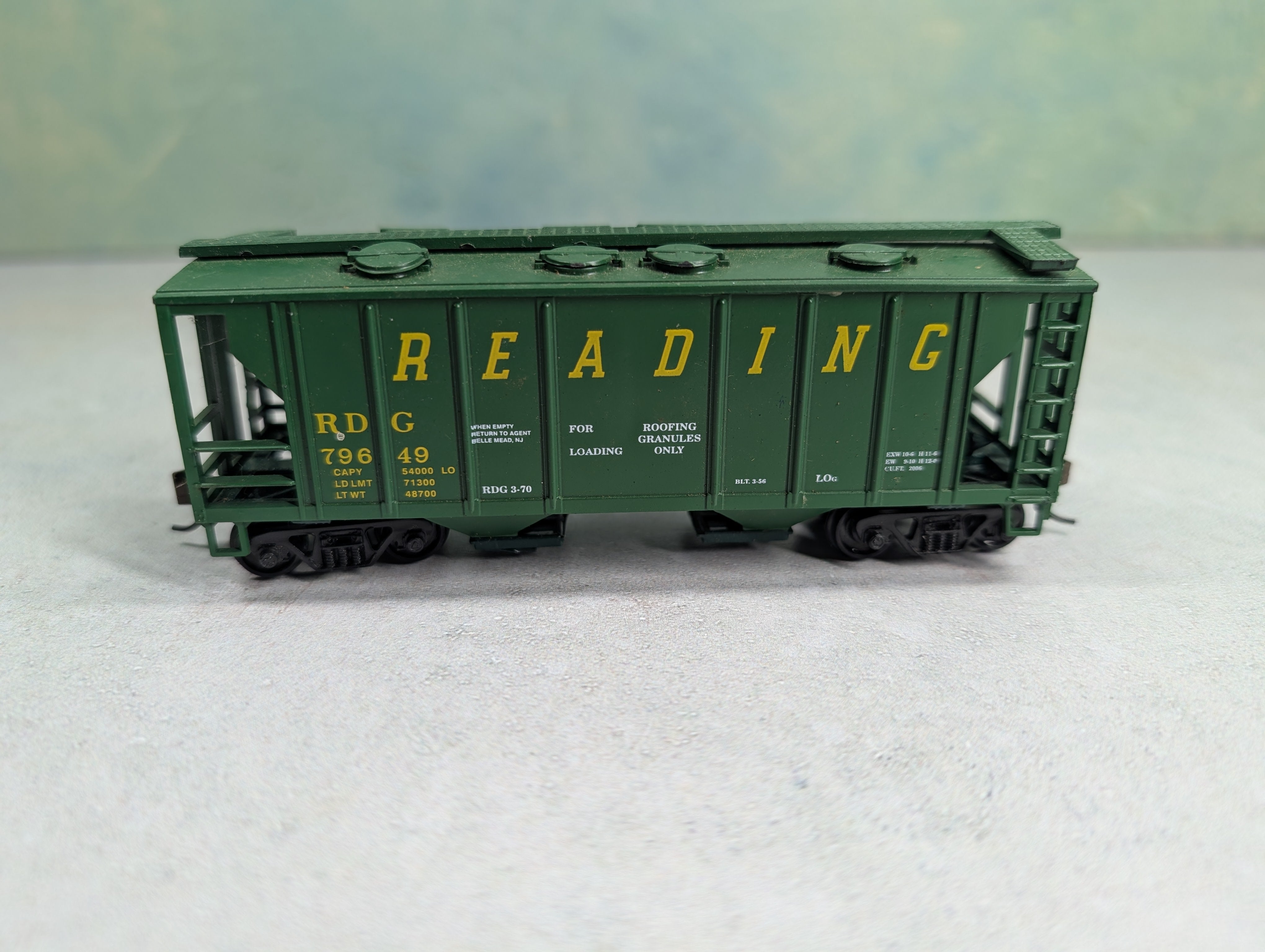 USED Roundhouse HO Scale 2 Bay Covered Hopper Reading RDG #79649