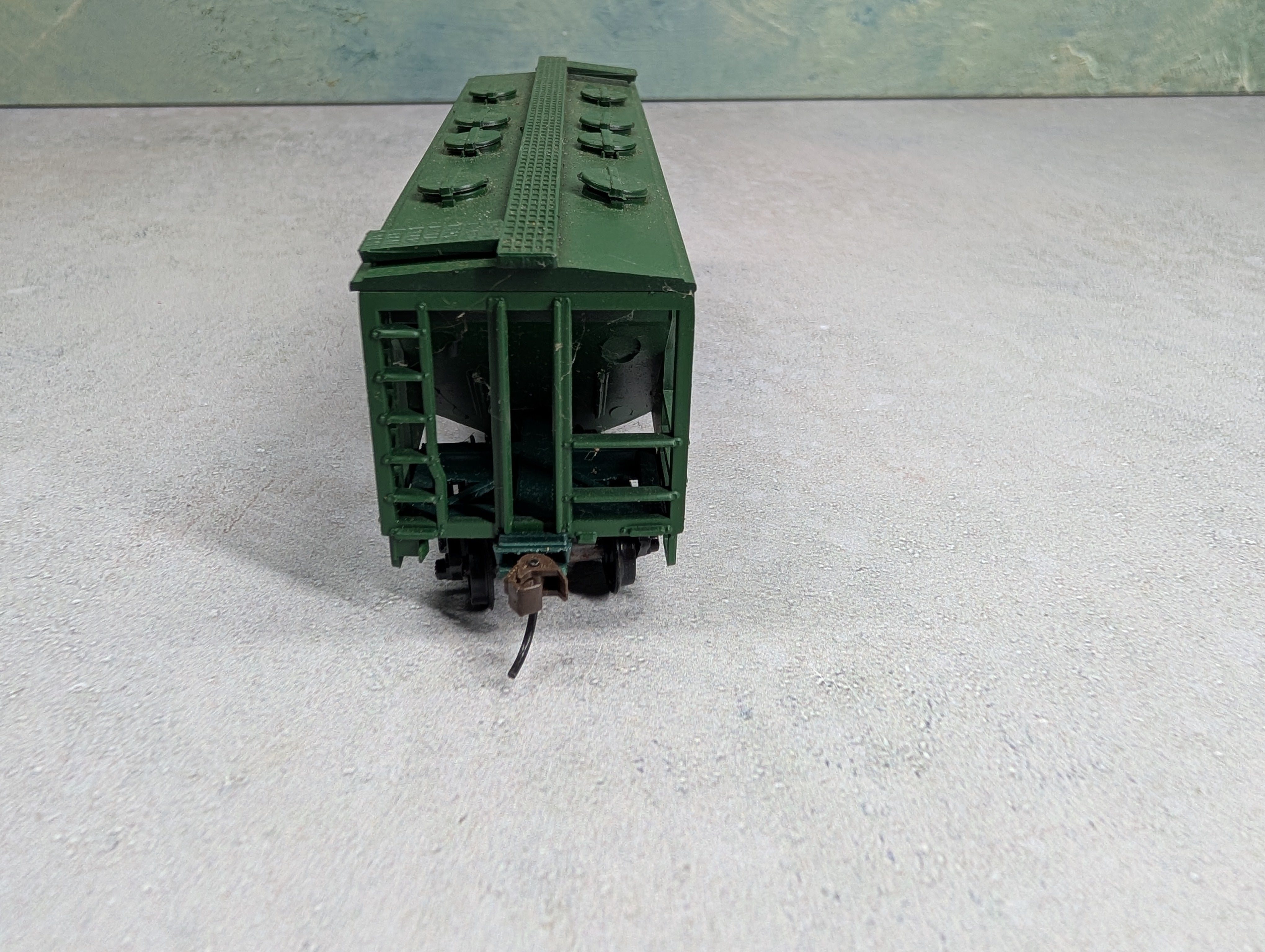 USED Roundhouse HO Scale 2 Bay Covered Hopper Reading RDG #79649