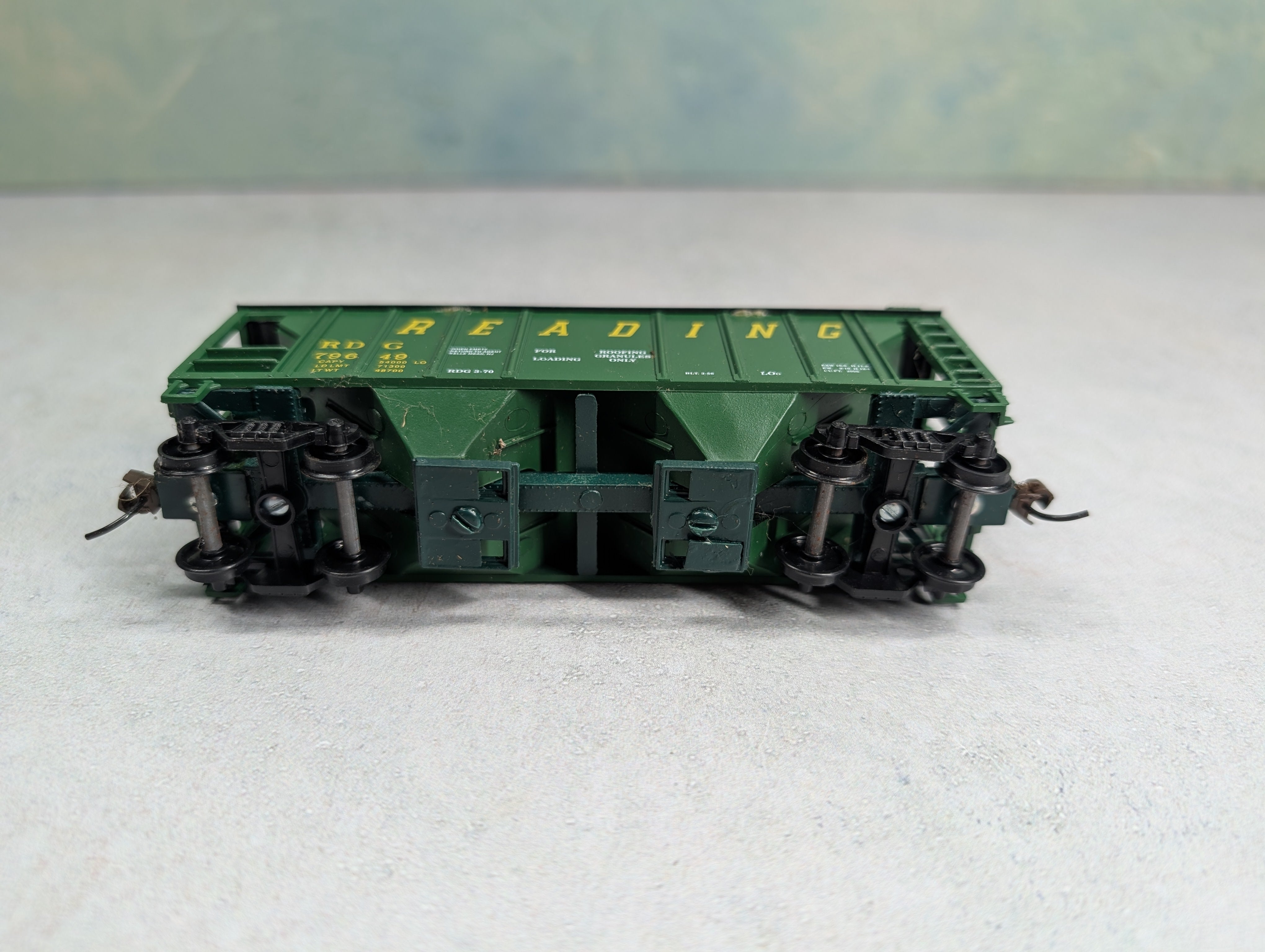 USED Roundhouse HO Scale 2 Bay Covered Hopper Reading RDG #79649