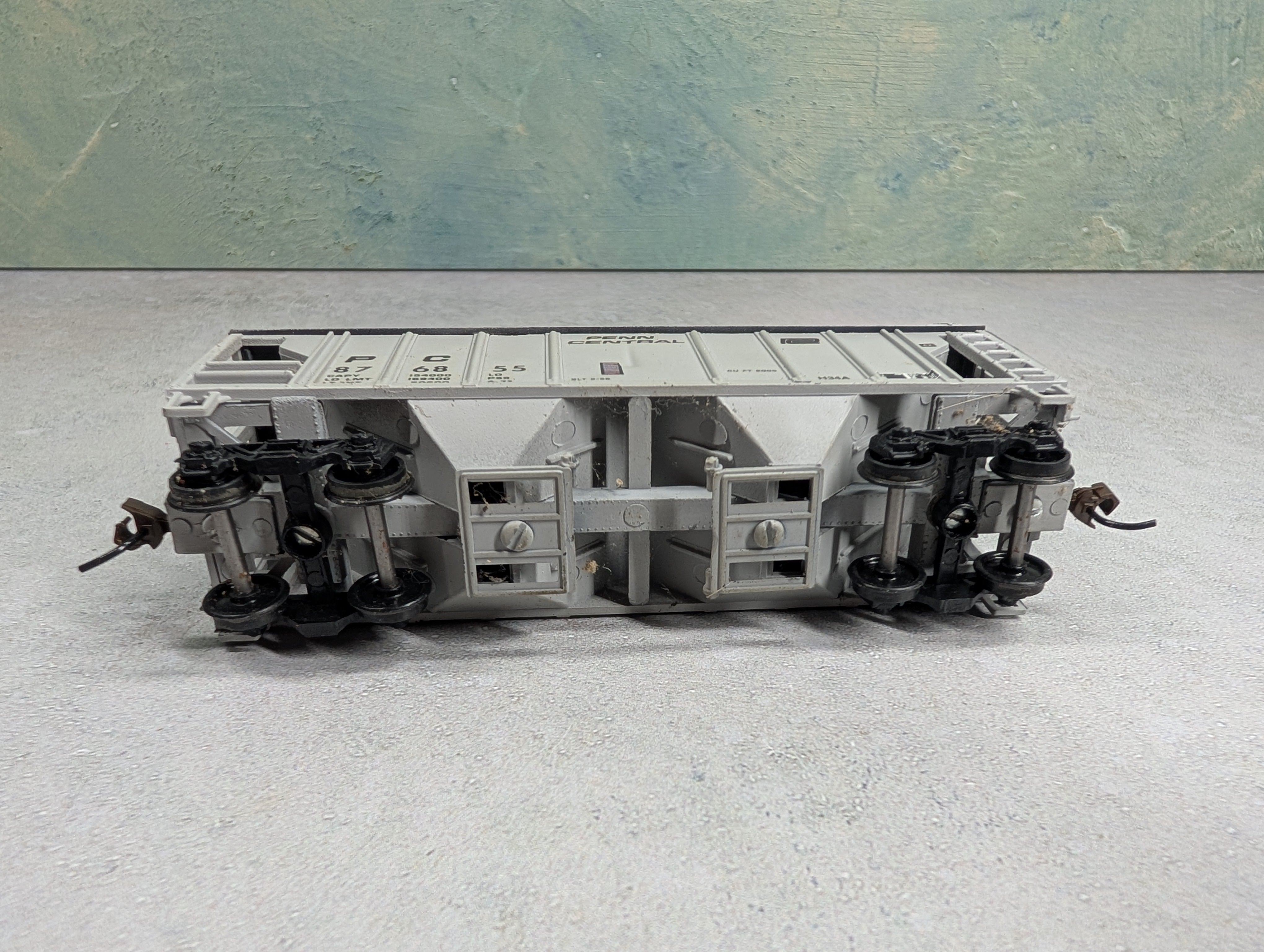 USED Roundhouse HO Scale 2 Bay Covered Hopper Penn Central PC #876855 Decal