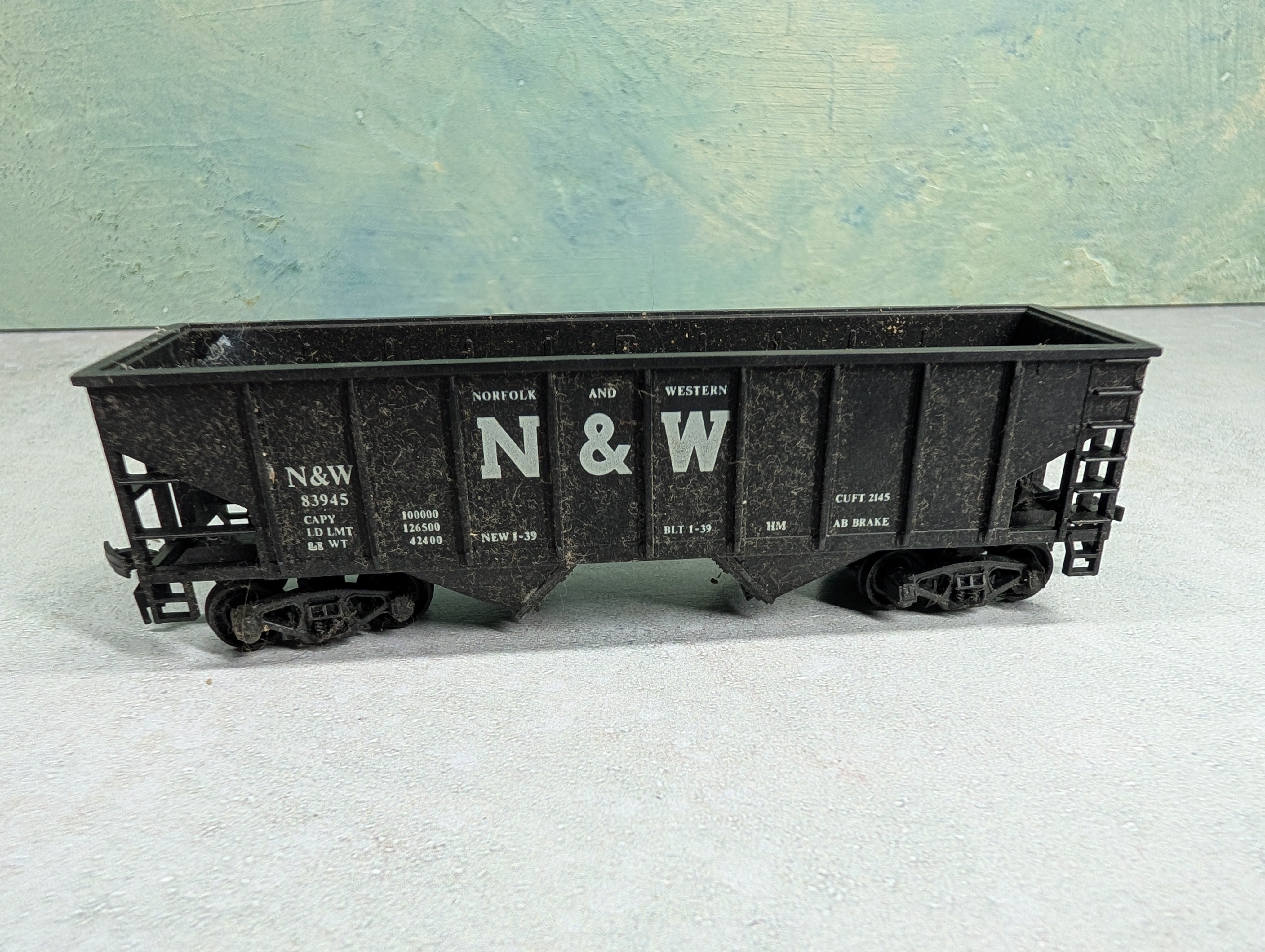 USED HO Scale 2 Bay Open Hopper Norfolk & Western NW #83945