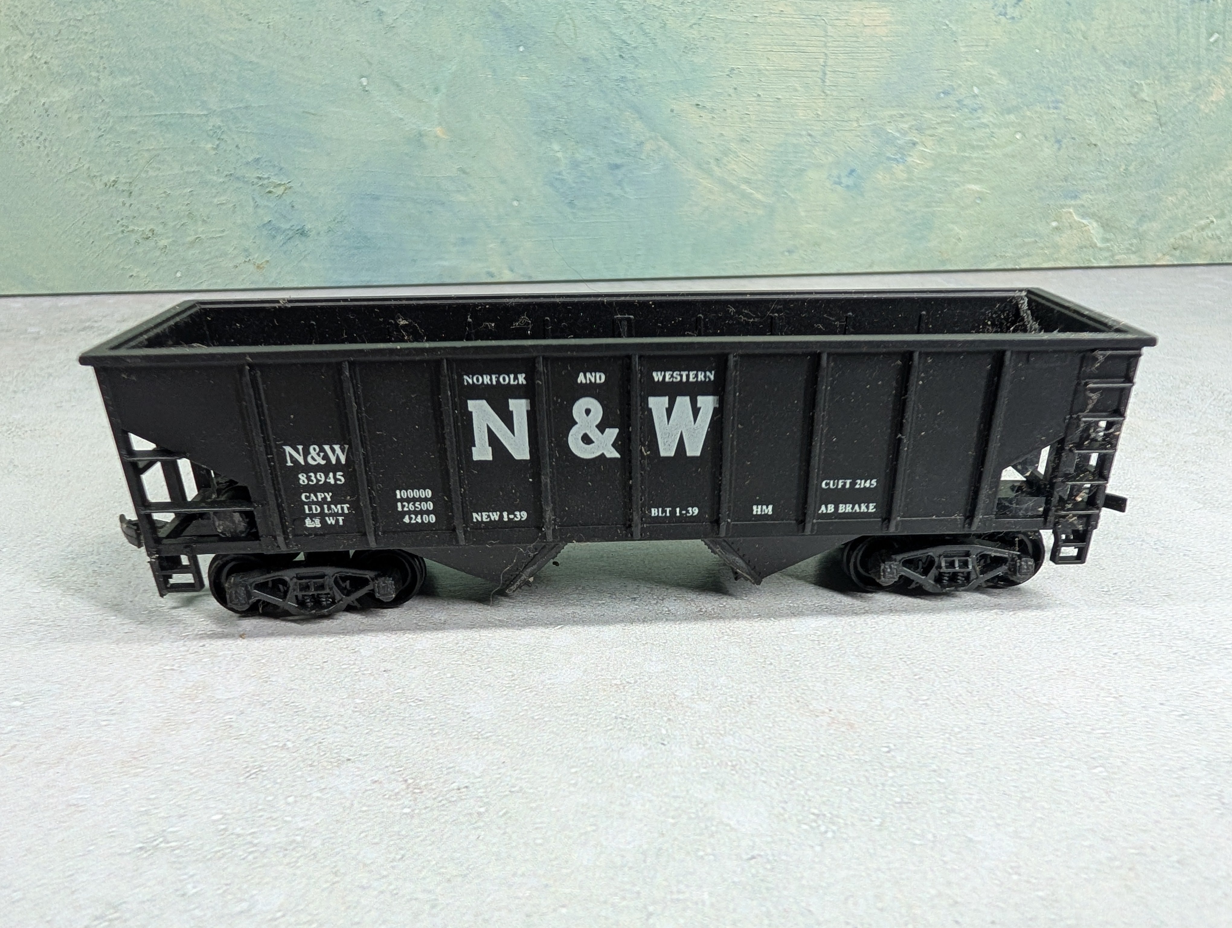 USED HO Scale 2 Bay Open Hopper Norfolk & Western NW #83945