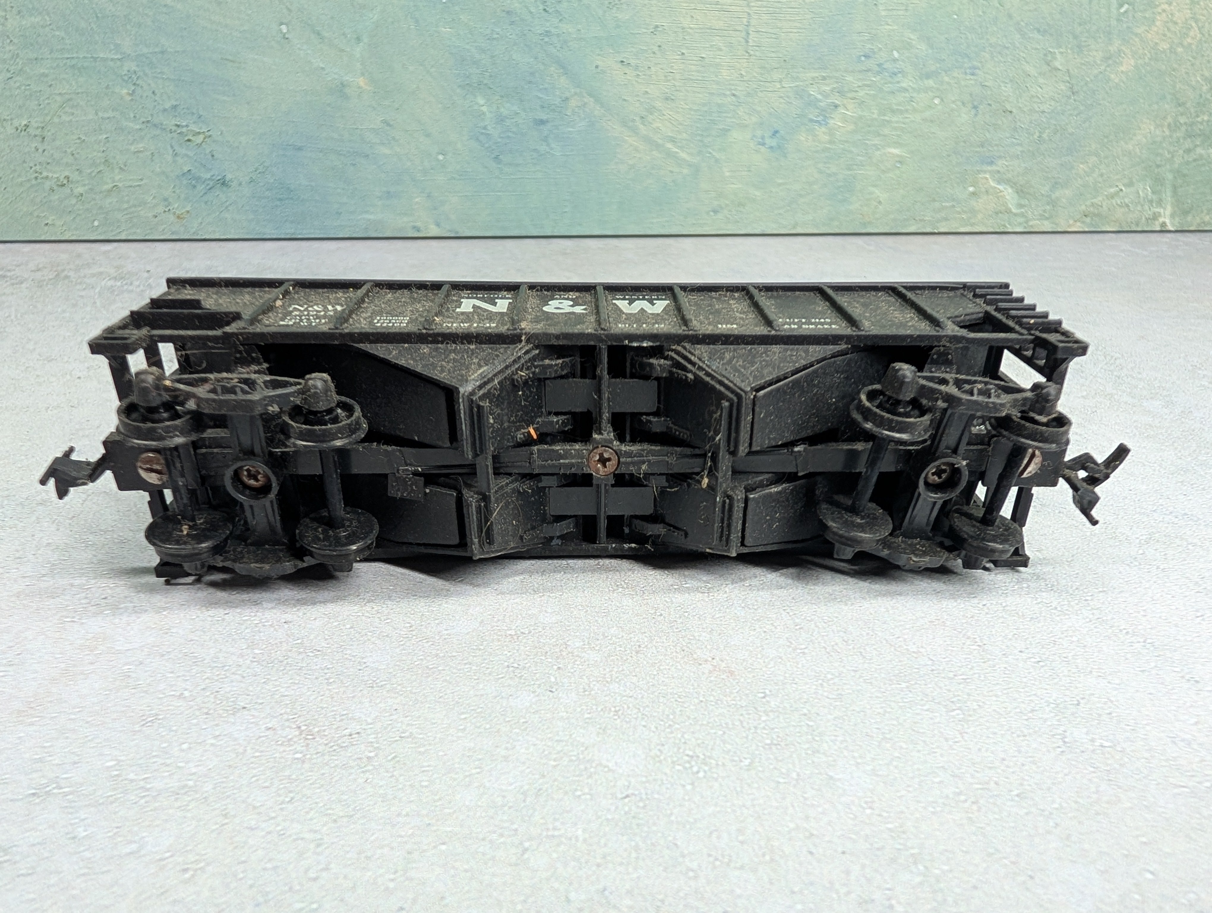 USED HO Scale 2 Bay Open Hopper Norfolk & Western NW #83945