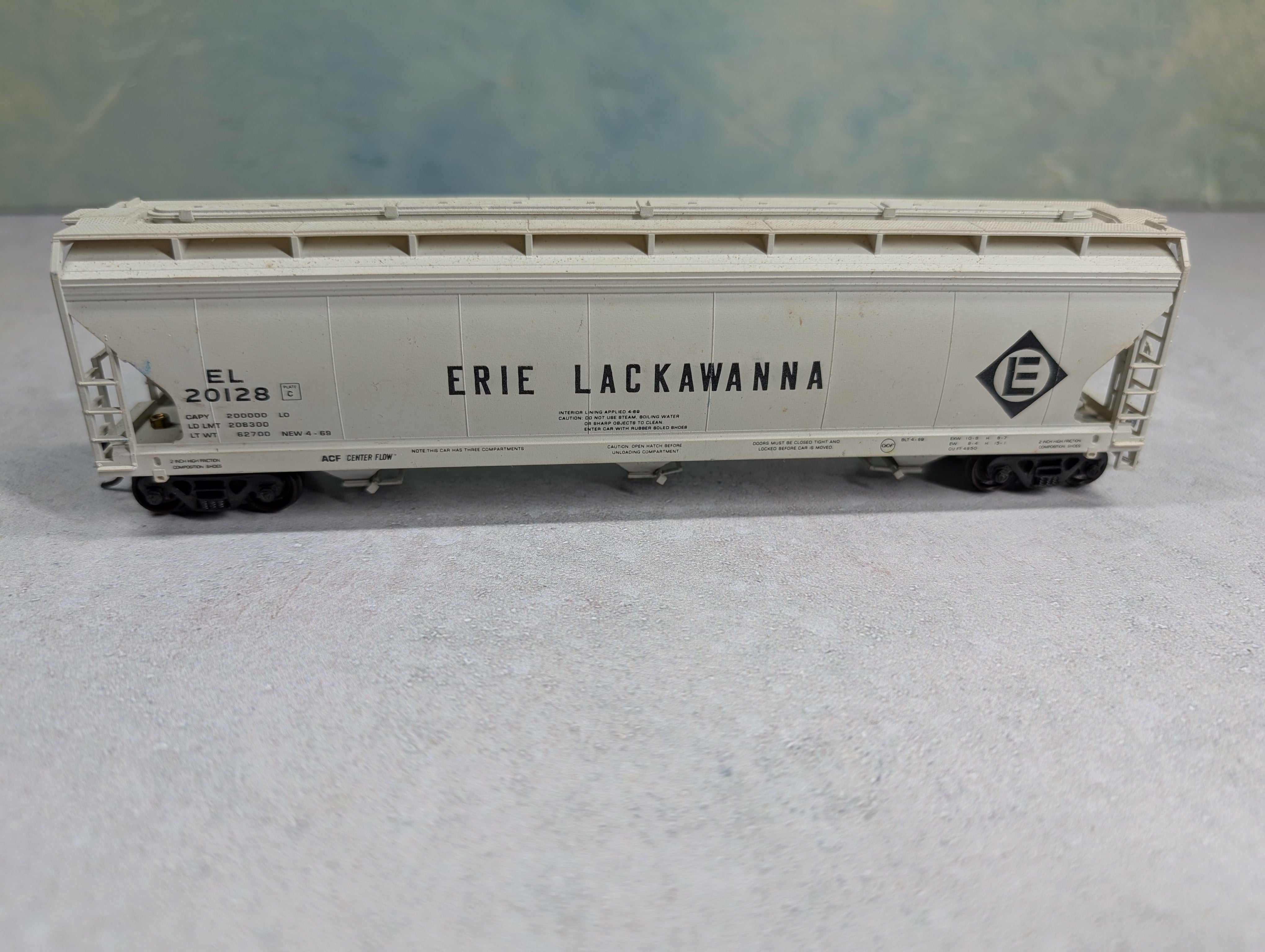 USED Accurail HO Scale Covered Hopper Erie Lackawanna EL #20128