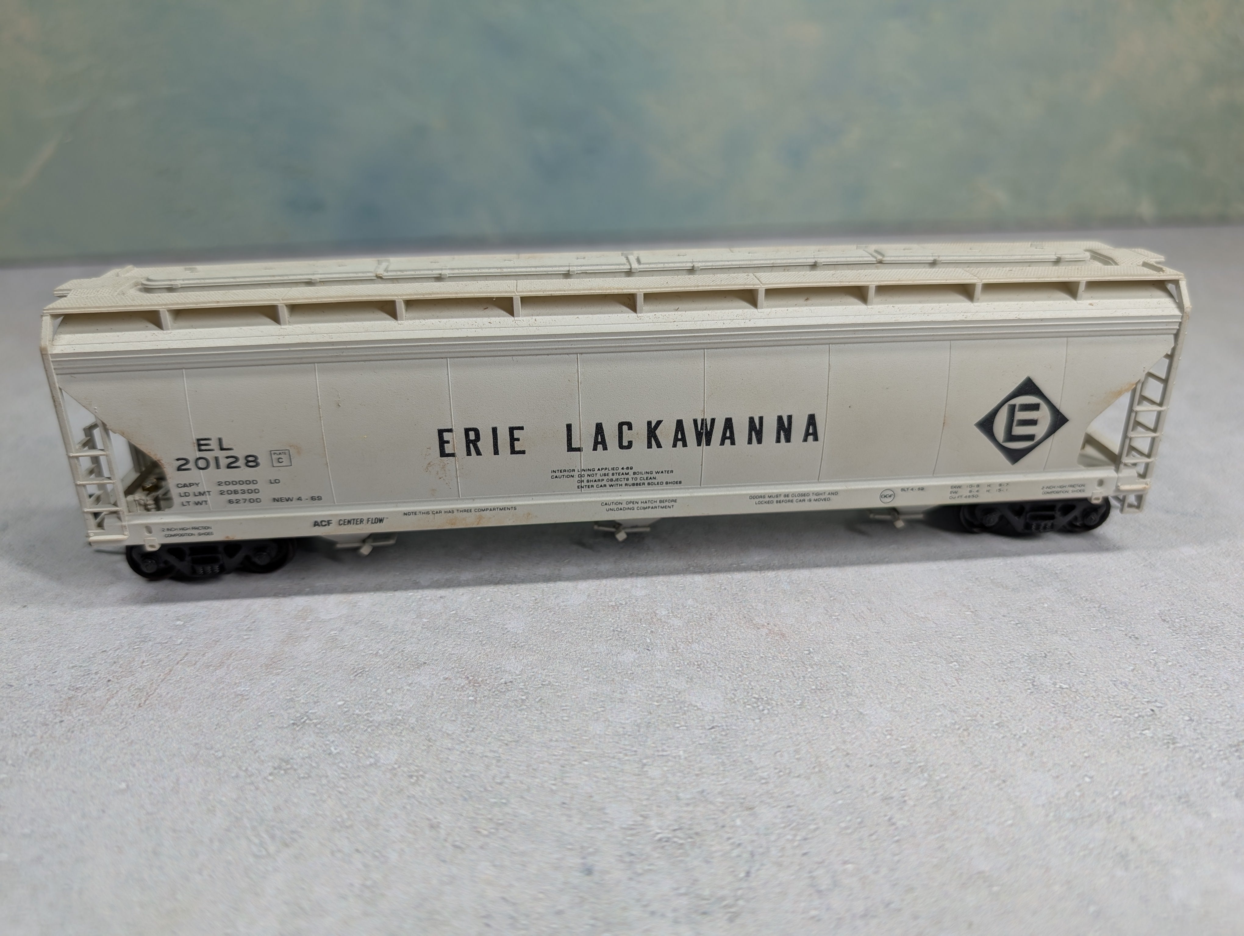USED Accurail HO Scale Covered Hopper Erie Lackawanna EL #20128