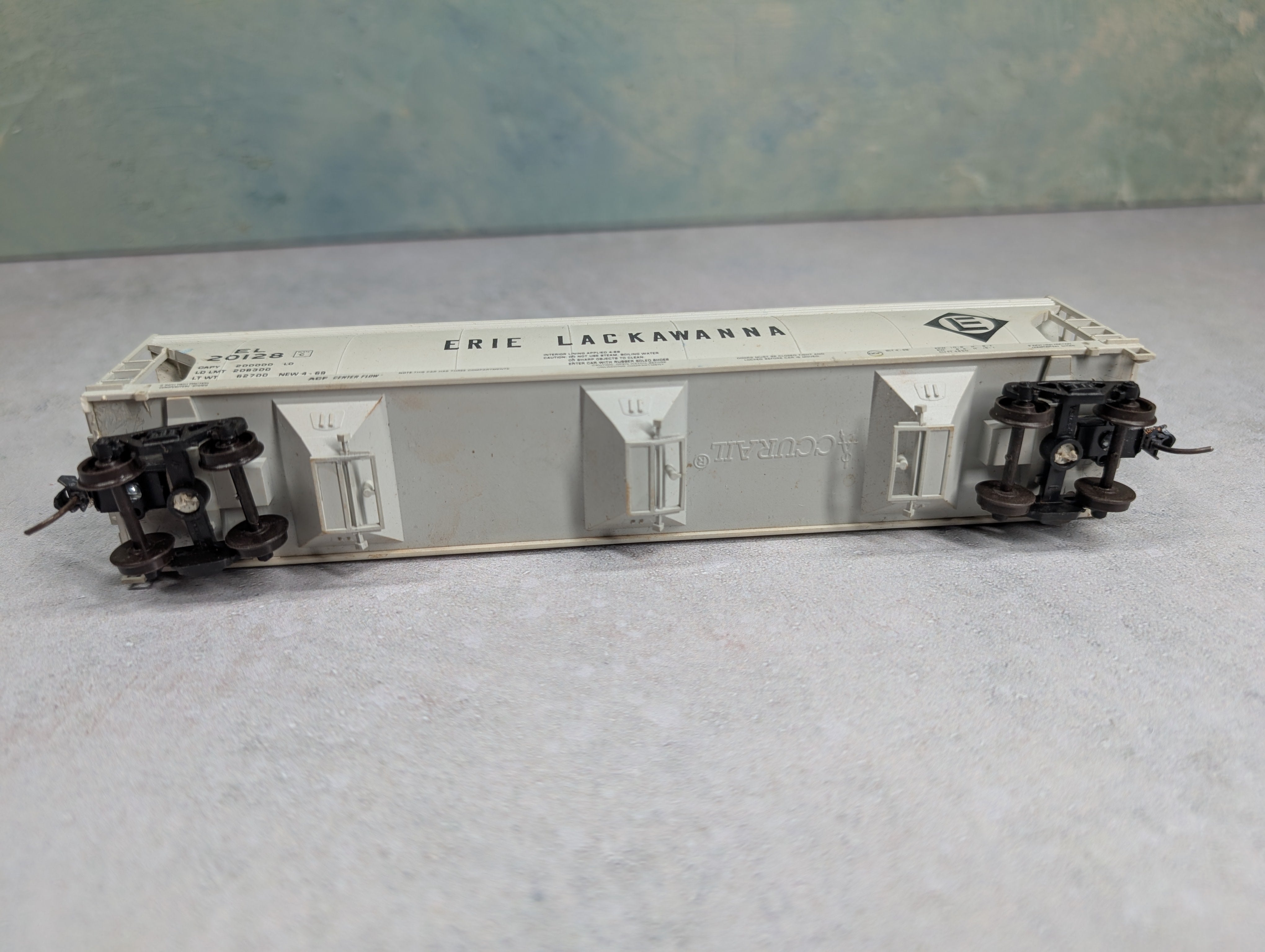 USED Accurail HO Scale Covered Hopper Erie Lackawanna EL #20128