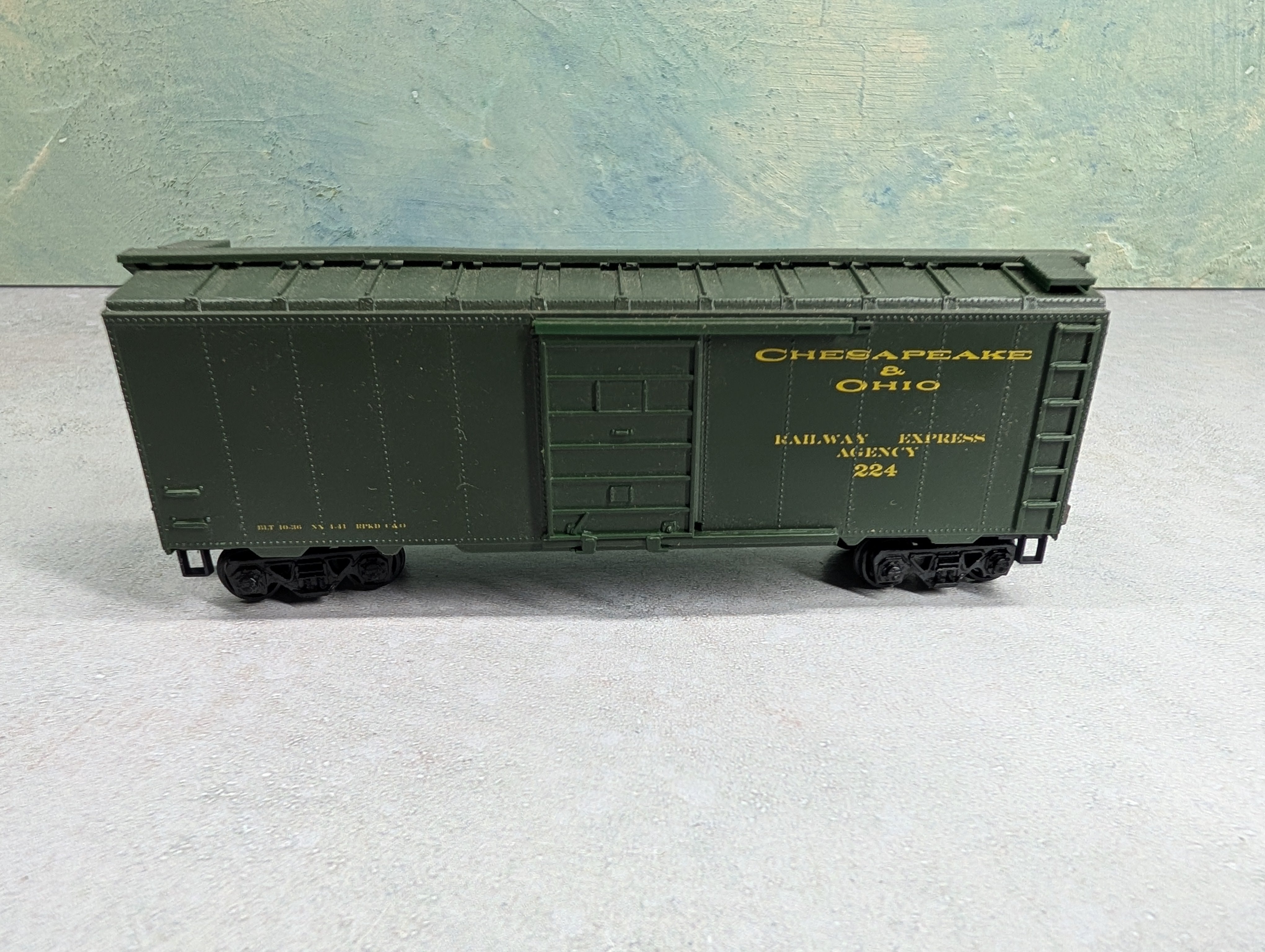 USED Roundhouse HO Scale 40' Box Car Chesapeake and Ohio REA #224