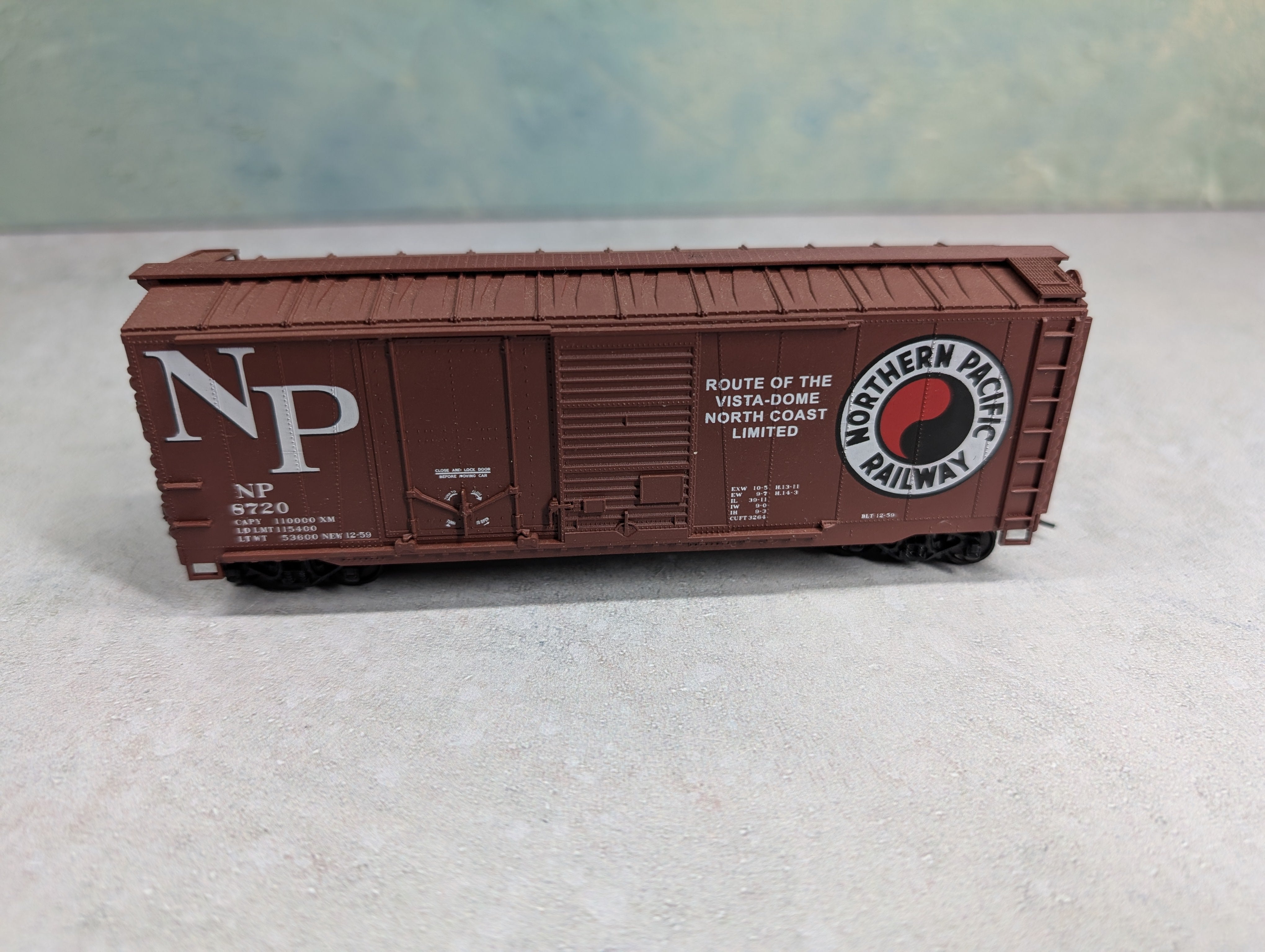 USED Accurail HO Scale 40' DD Box Car Northern Pacific NP #8720