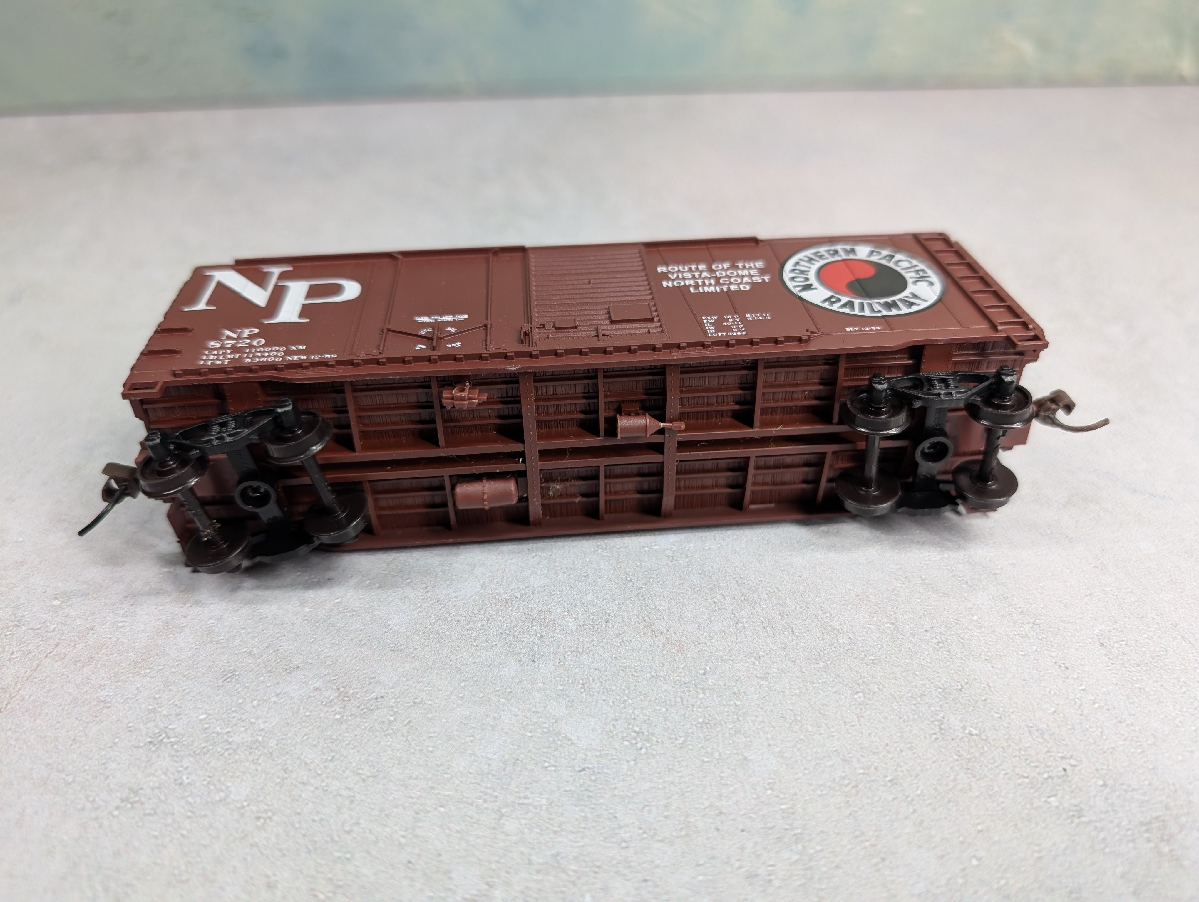 USED Accurail HO Scale 40' DD Box Car Northern Pacific NP #8720