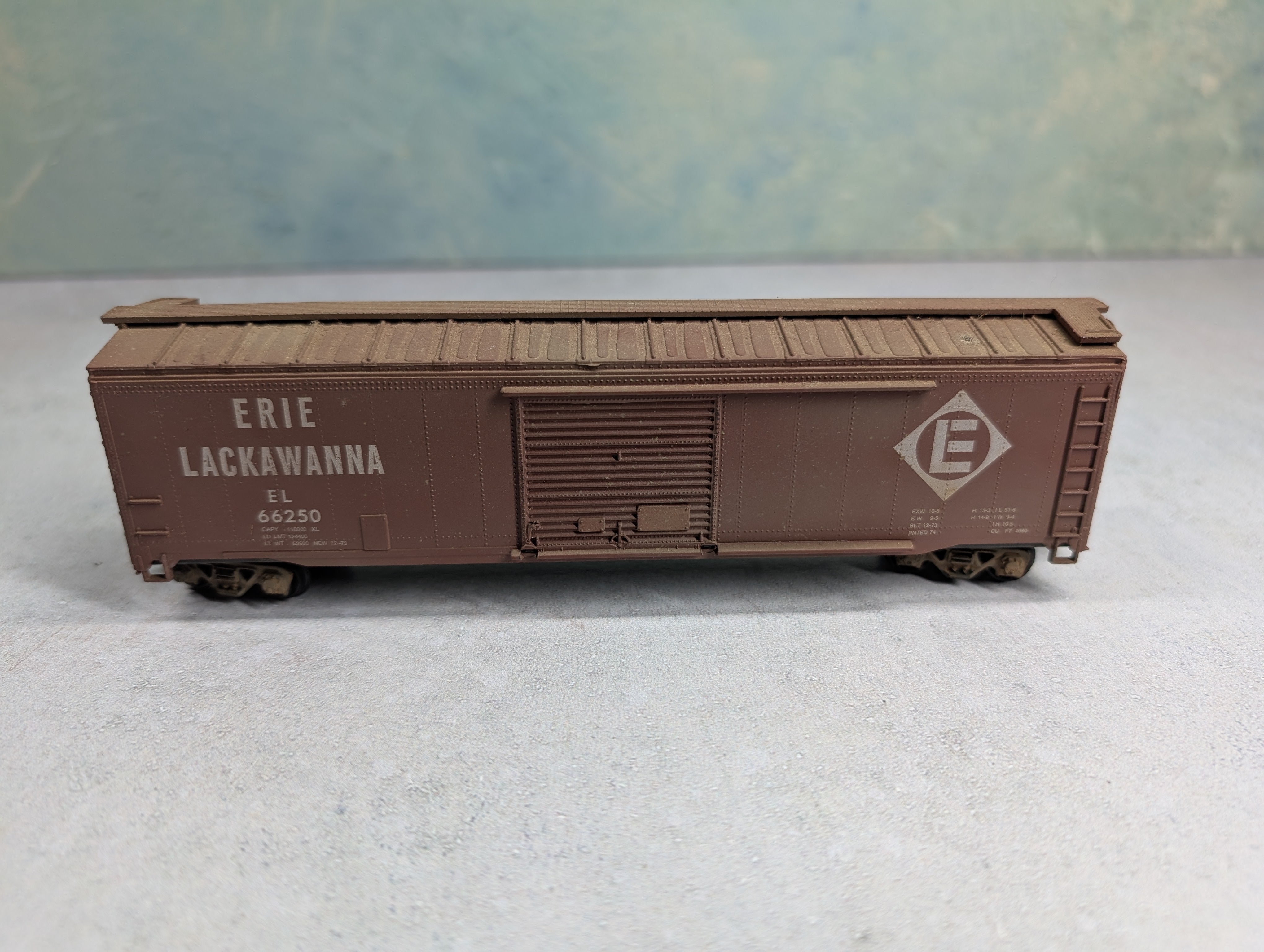 USED Roundhouse HO Scale 50' Box Car Erie Lackawanna EL #66250 Weathered
