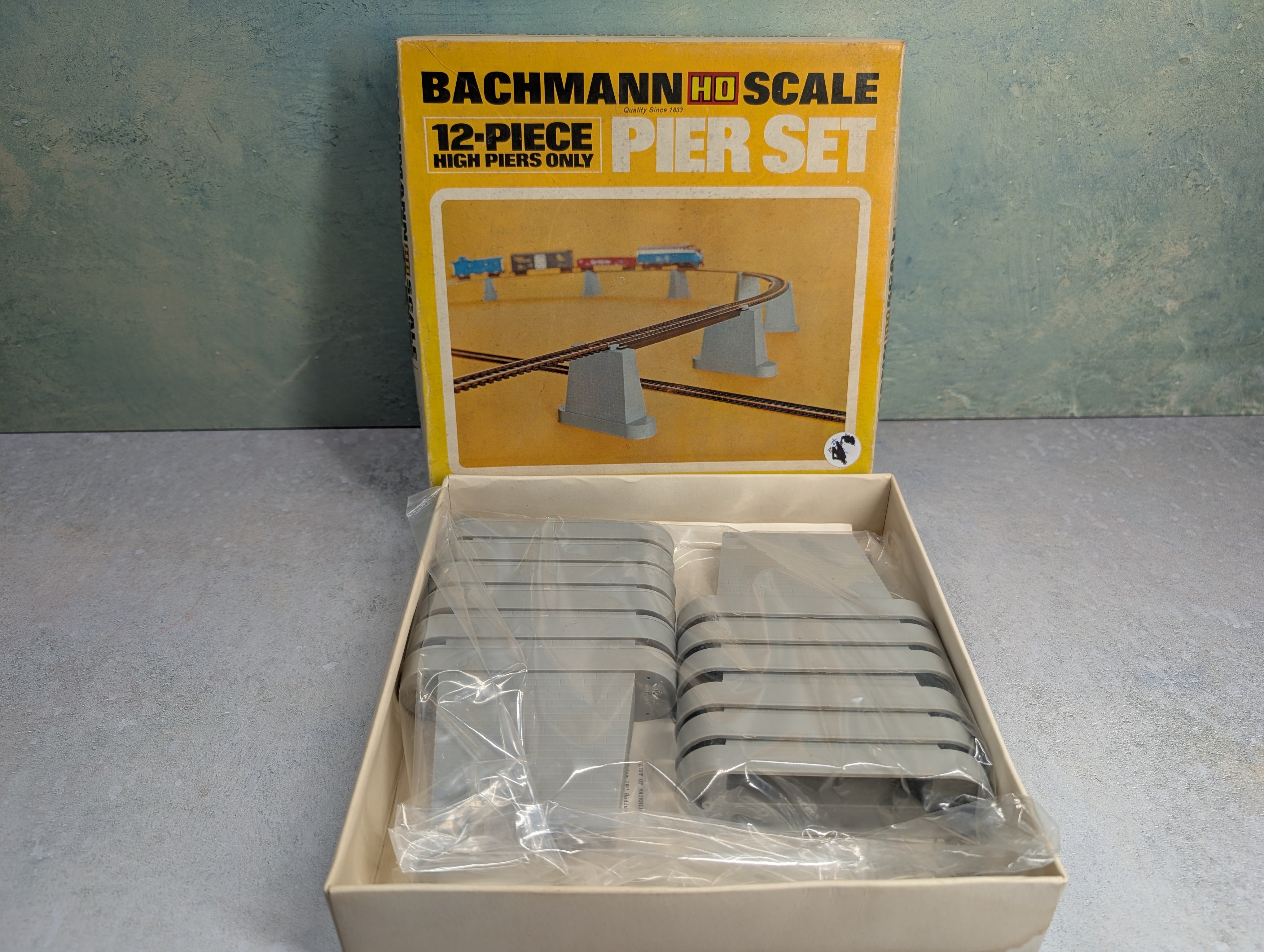 USED Bachmann 1733 HO Scale 12 Piece Set High Piers