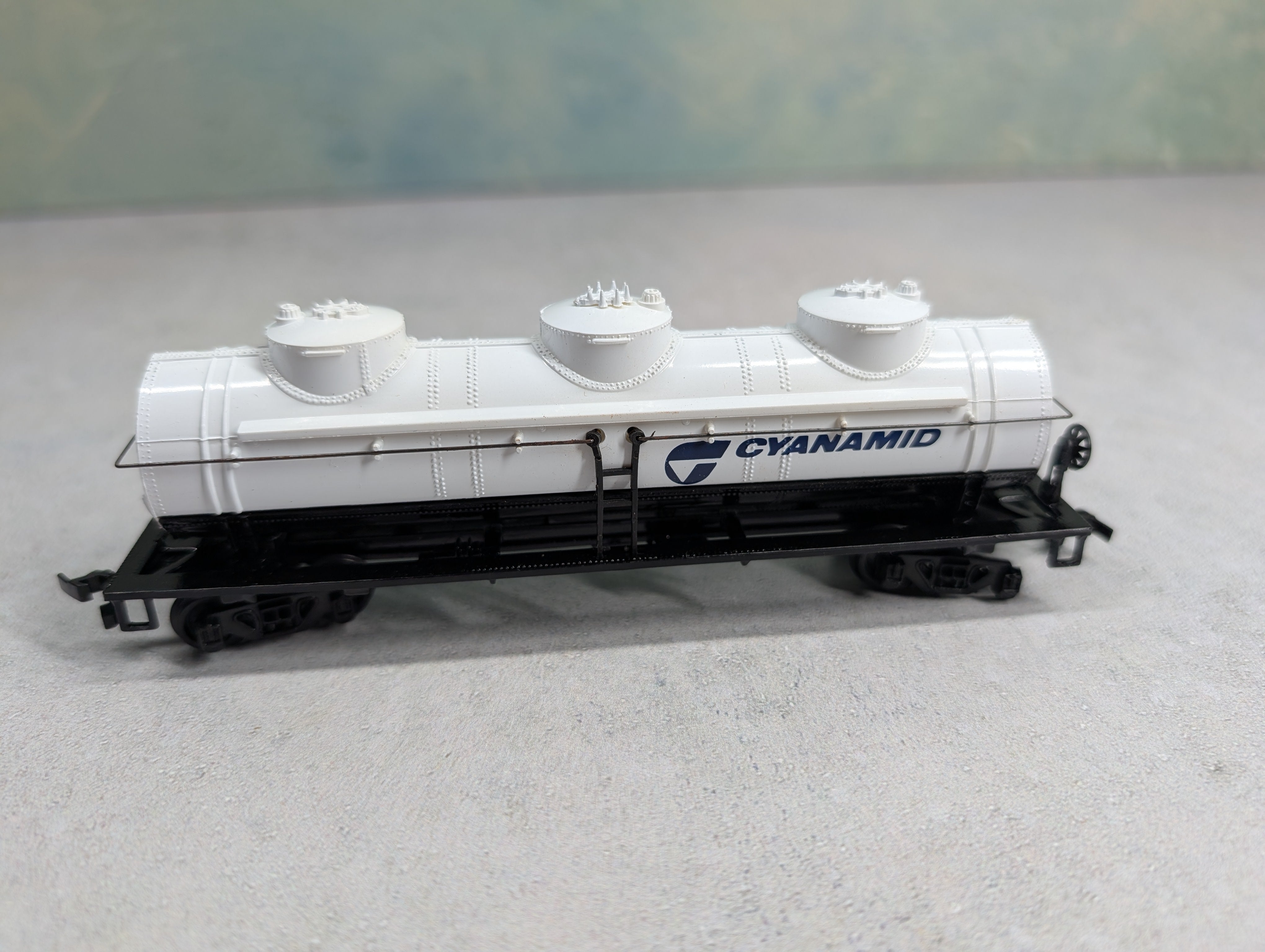 USED Bachmann HO Scale 3 Dome Tank Car Cynamid