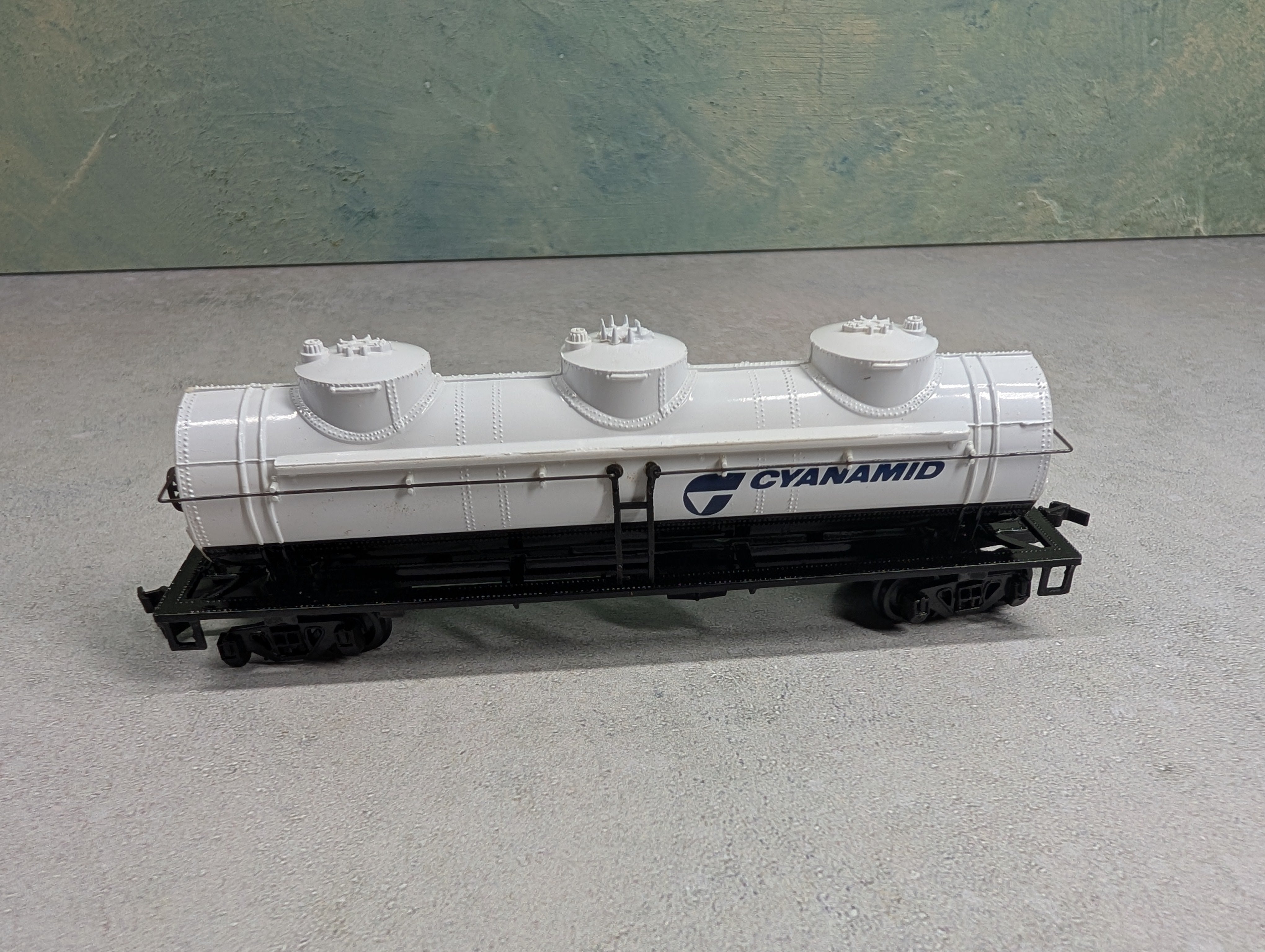 USED Bachmann HO Scale 3 Dome Tank Car Cynamid