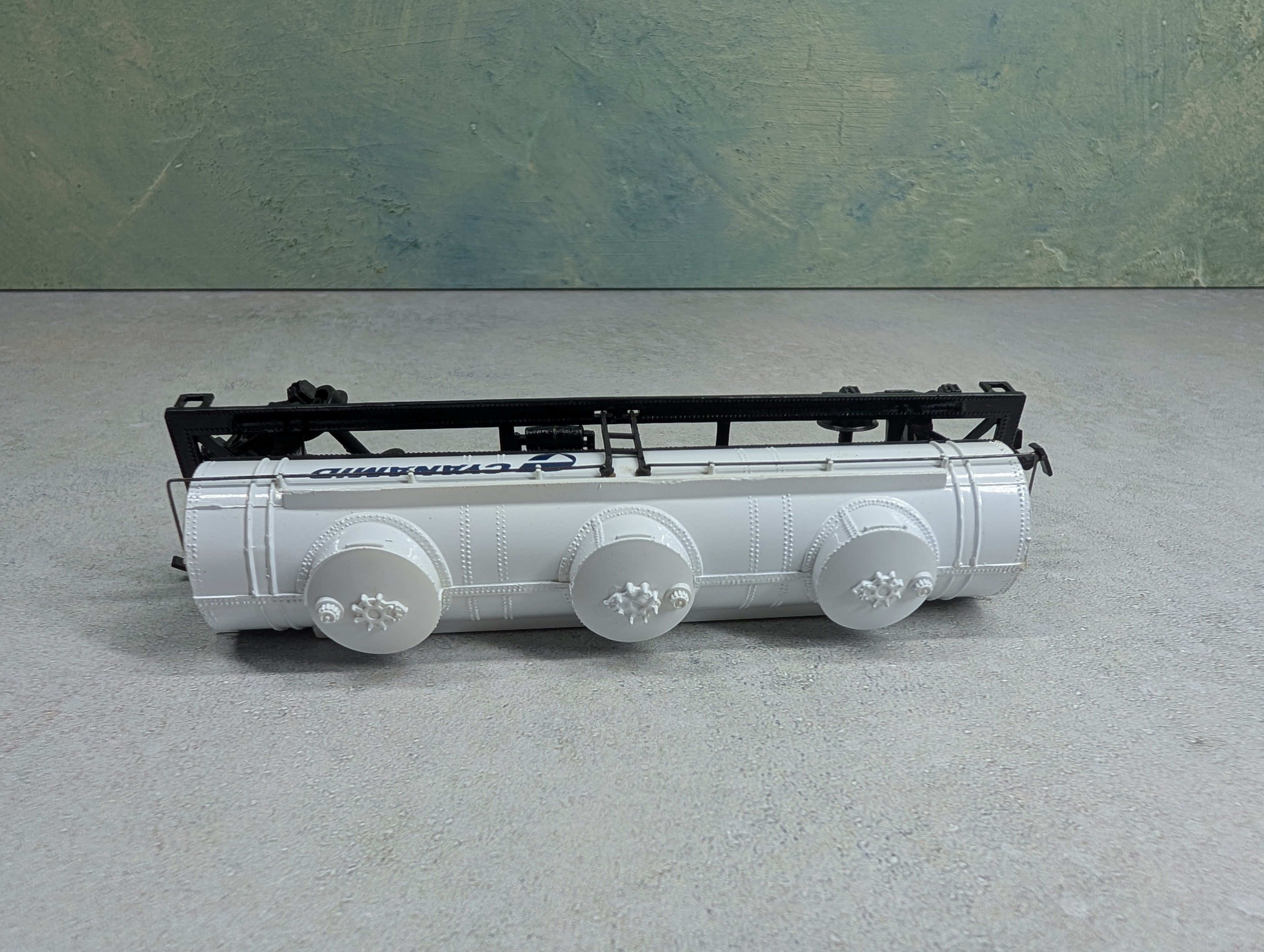 USED Bachmann HO Scale 3 Dome Tank Car Cynamid