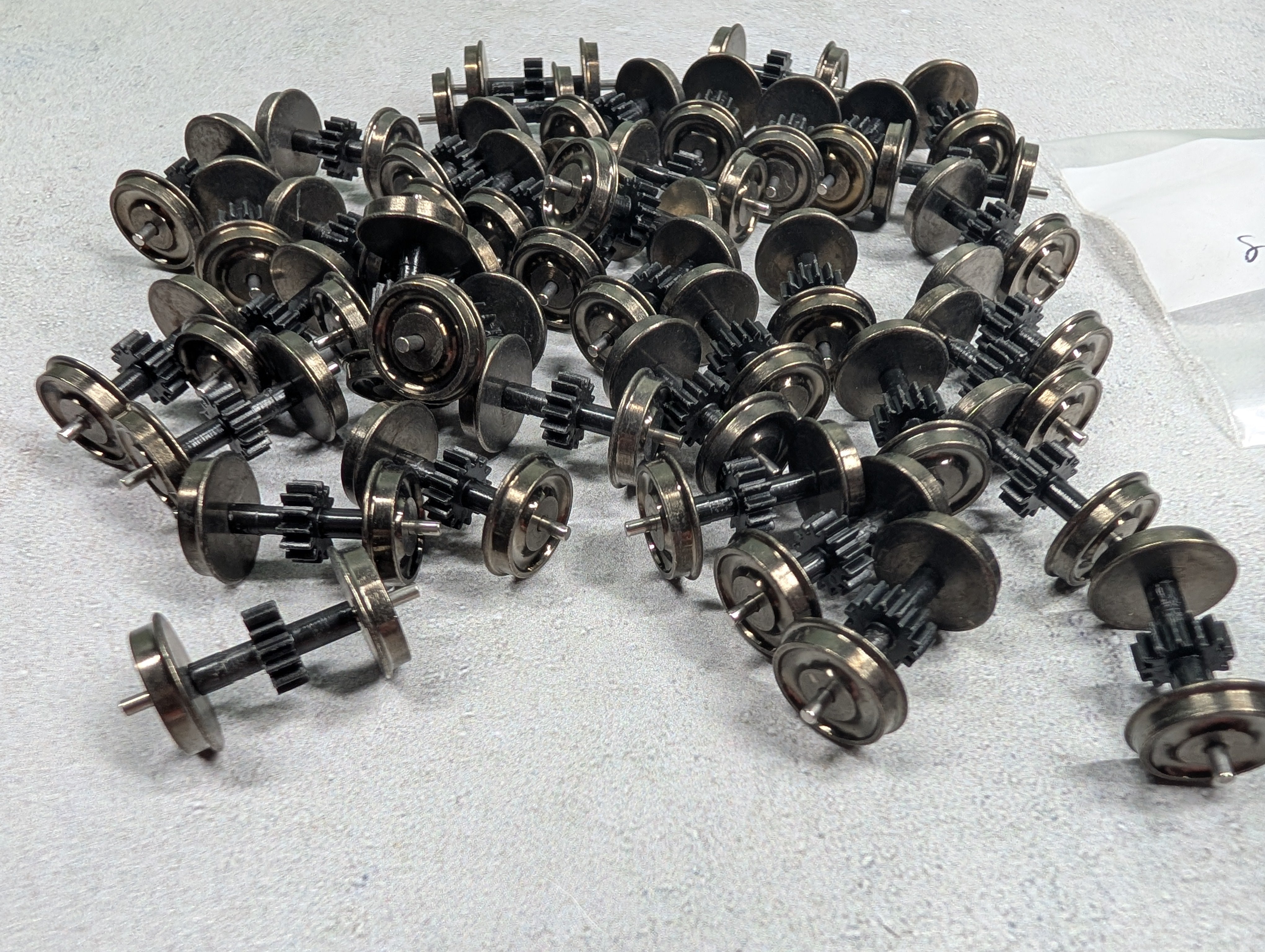 USED 810301 HO Scale Lot of Geared Wheels (42 pcs)