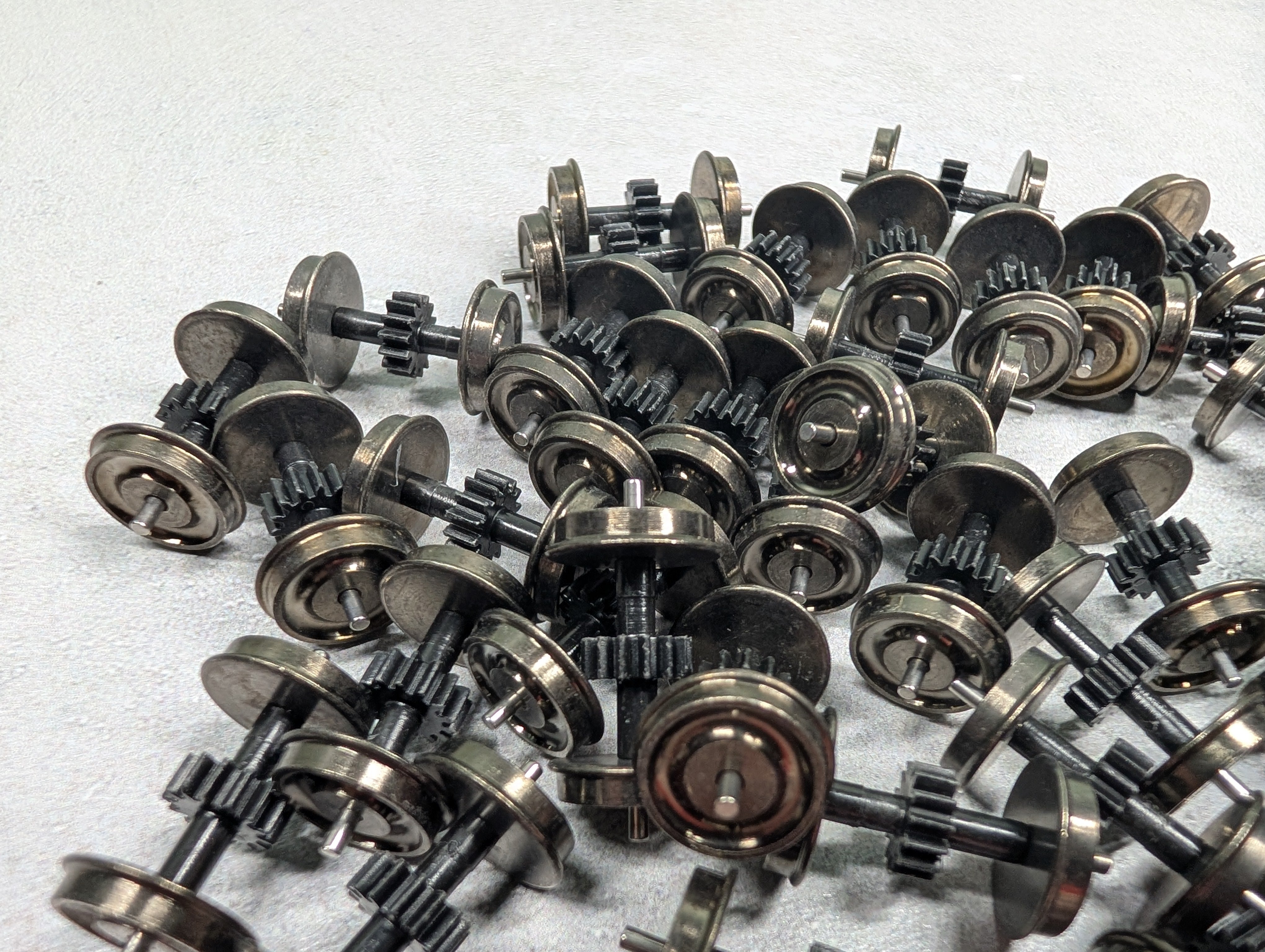 USED 810301 HO Scale Lot of Geared Wheels (42 pcs)