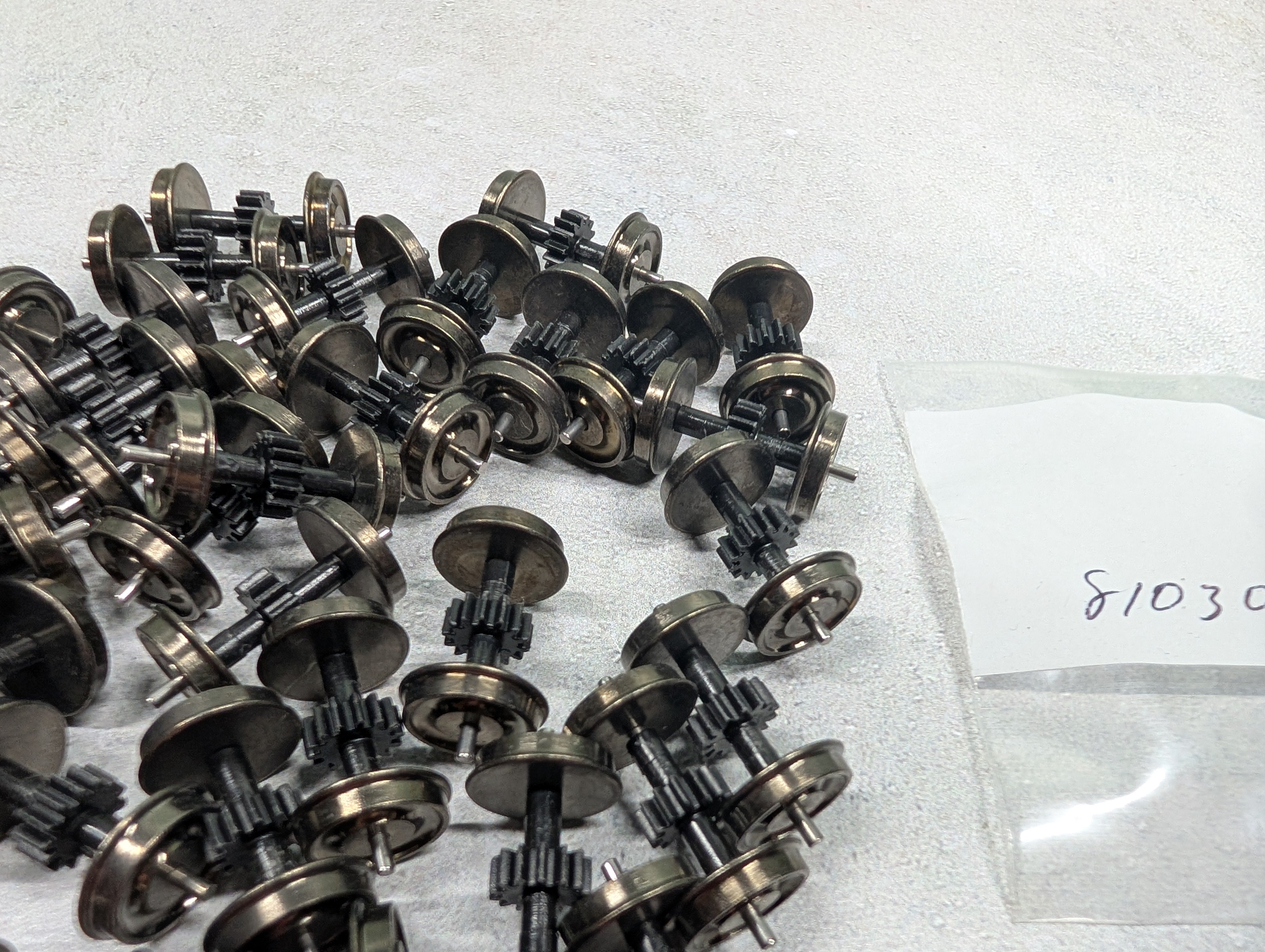 USED 810301 HO Scale Lot of Geared Wheels (42 pcs)