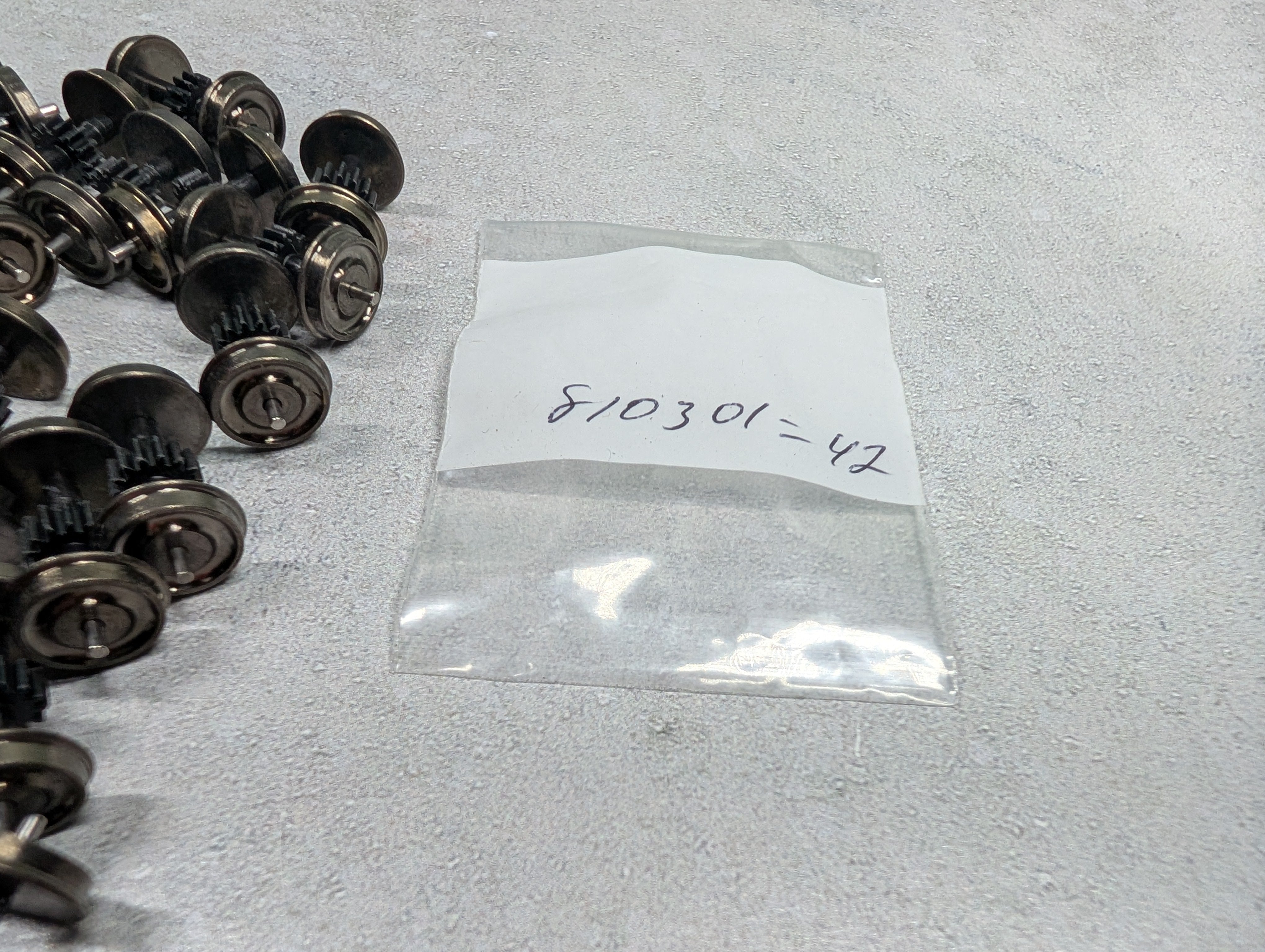 USED 810301 HO Scale Lot of Geared Wheels (42 pcs)
