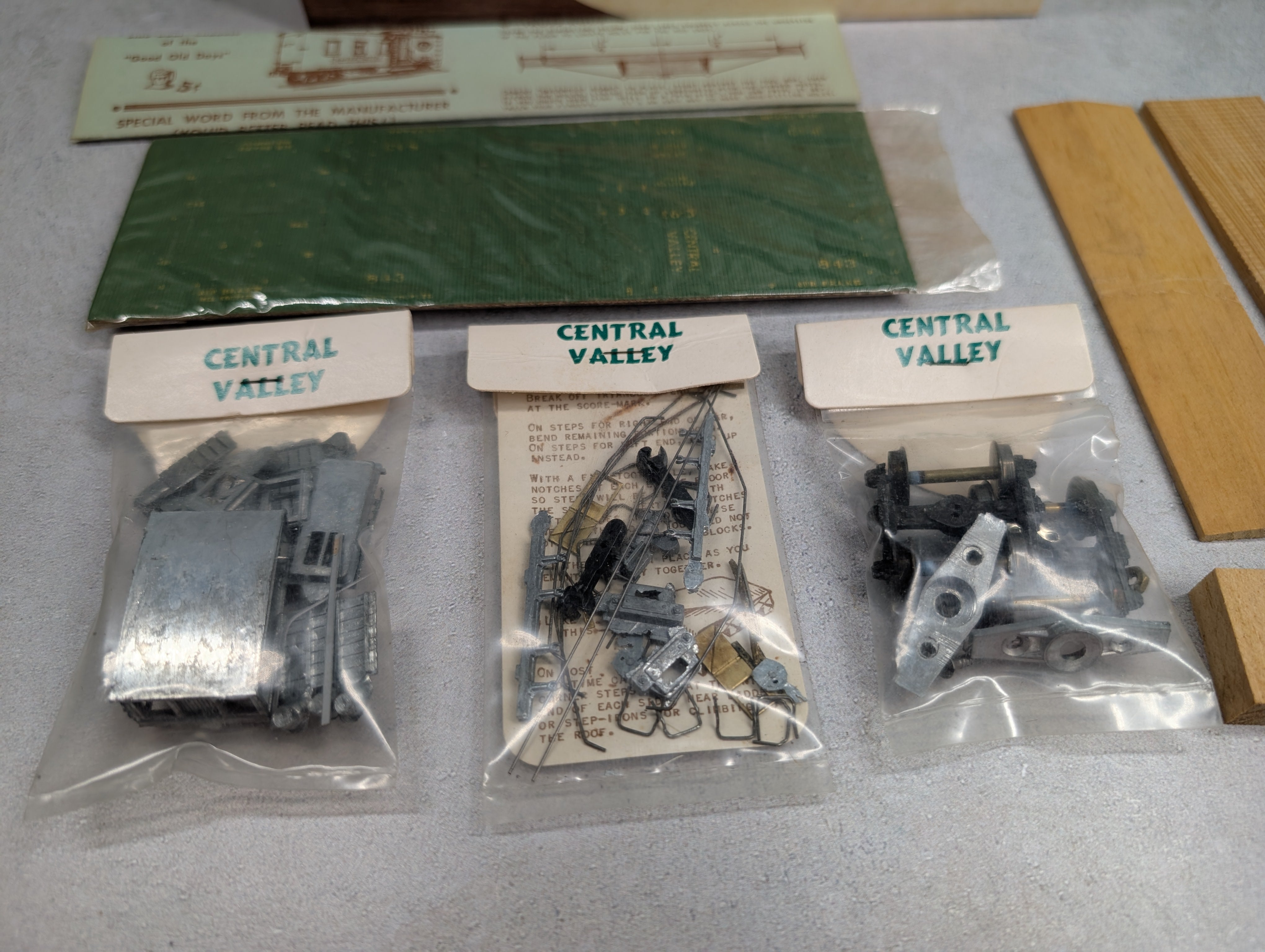 USED Central Valley 993 HO Scale Side Door Caboose #843 Green KIT