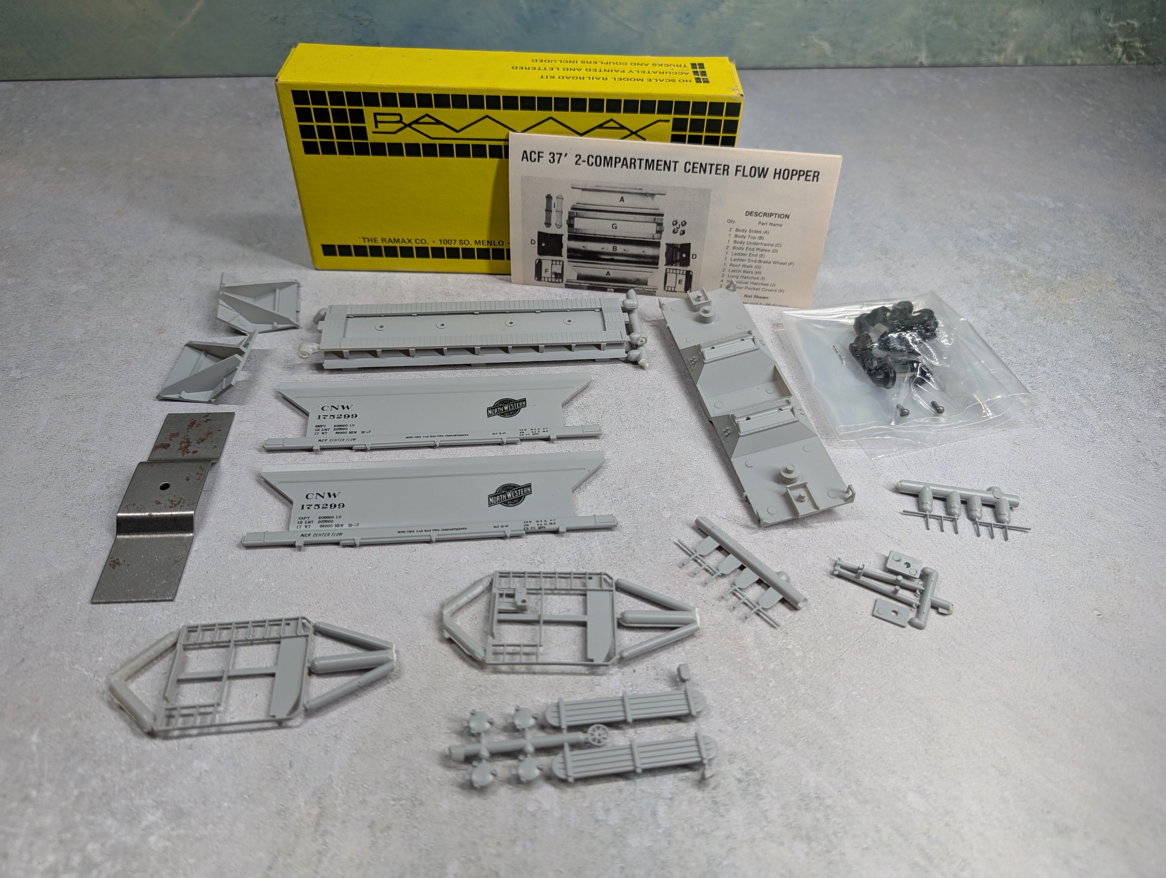 USED Ramax 326-04 HO Scale ACF 2 Bay Centerflow Covered Hopper Chicago & North Western CNW #175299 KIT
