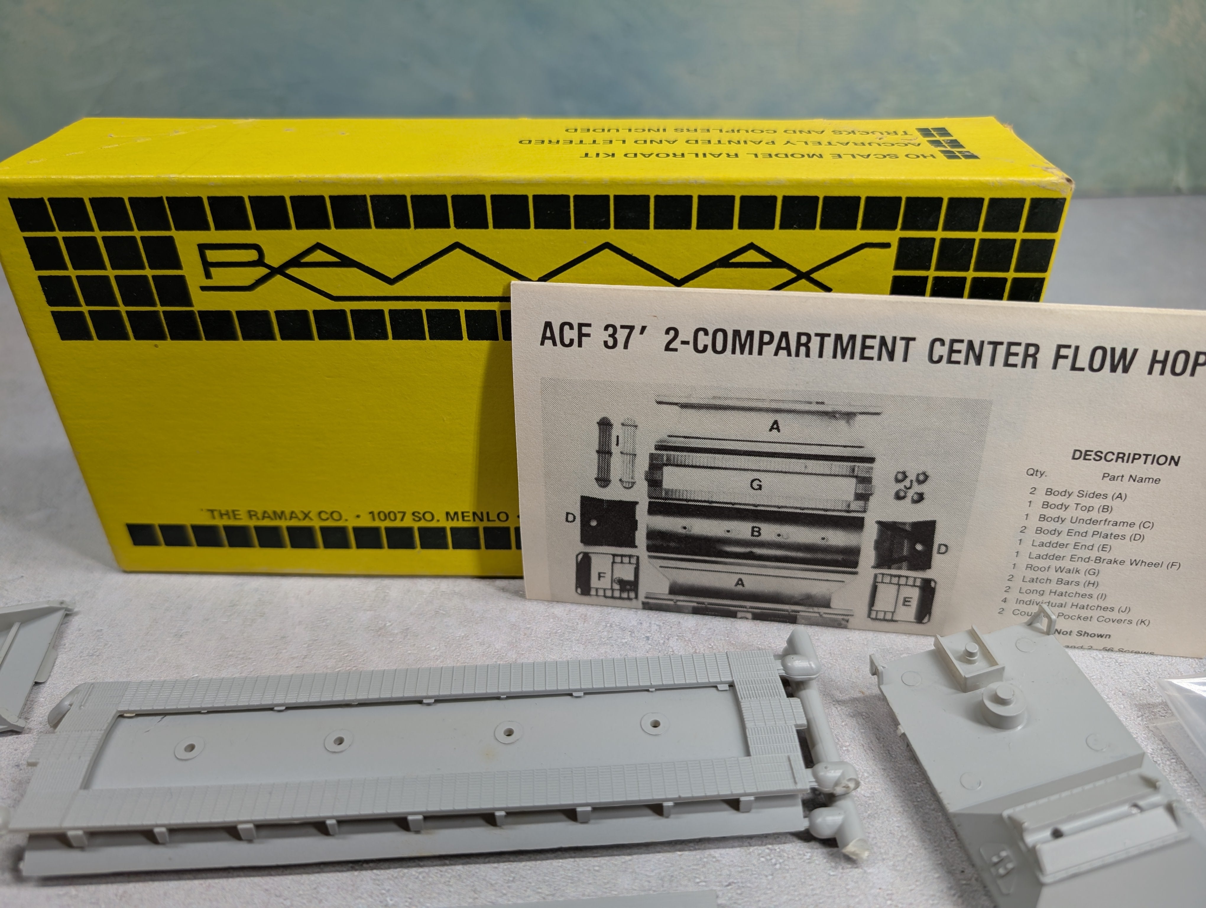 USED Ramax 326-04 HO Scale ACF 2 Bay Centerflow Covered Hopper Chicago & North Western CNW #175299 KIT