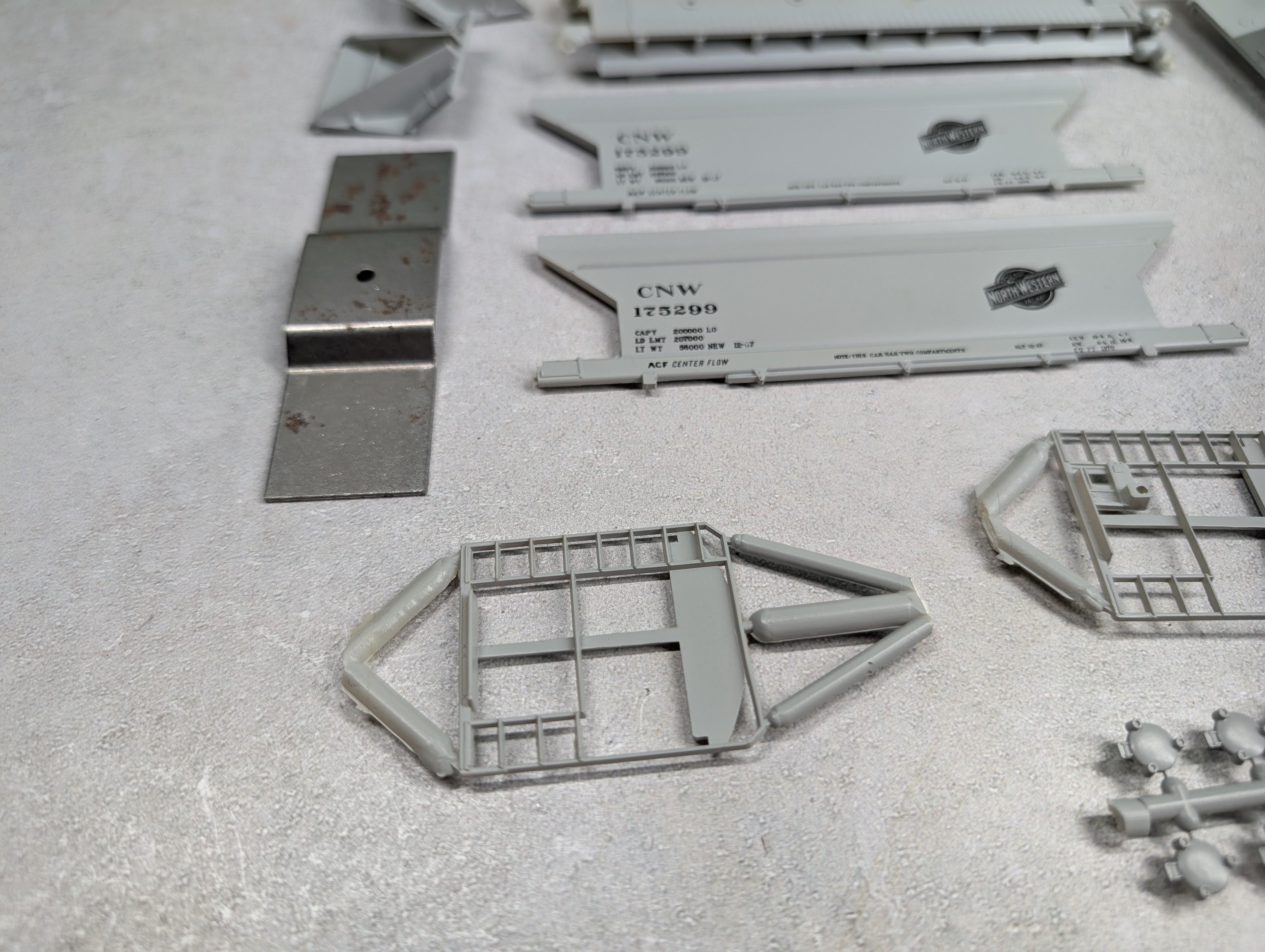 USED Ramax 326-04 HO Scale ACF 2 Bay Centerflow Covered Hopper Chicago & North Western CNW #175299 KIT
