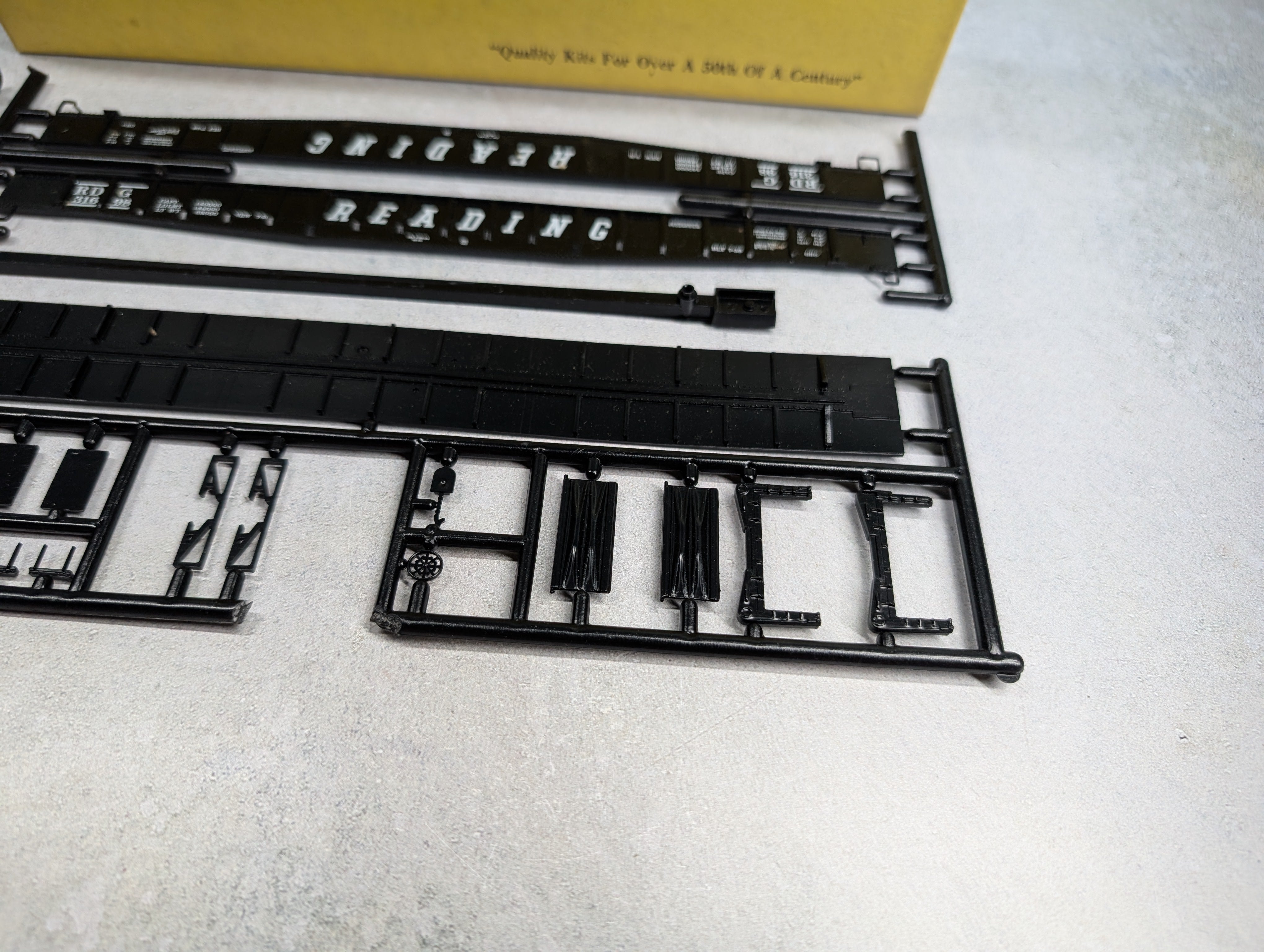USED E&B VALLEY 18-9015 HO Scale 65' Mill Gondola Reading RDG KIT