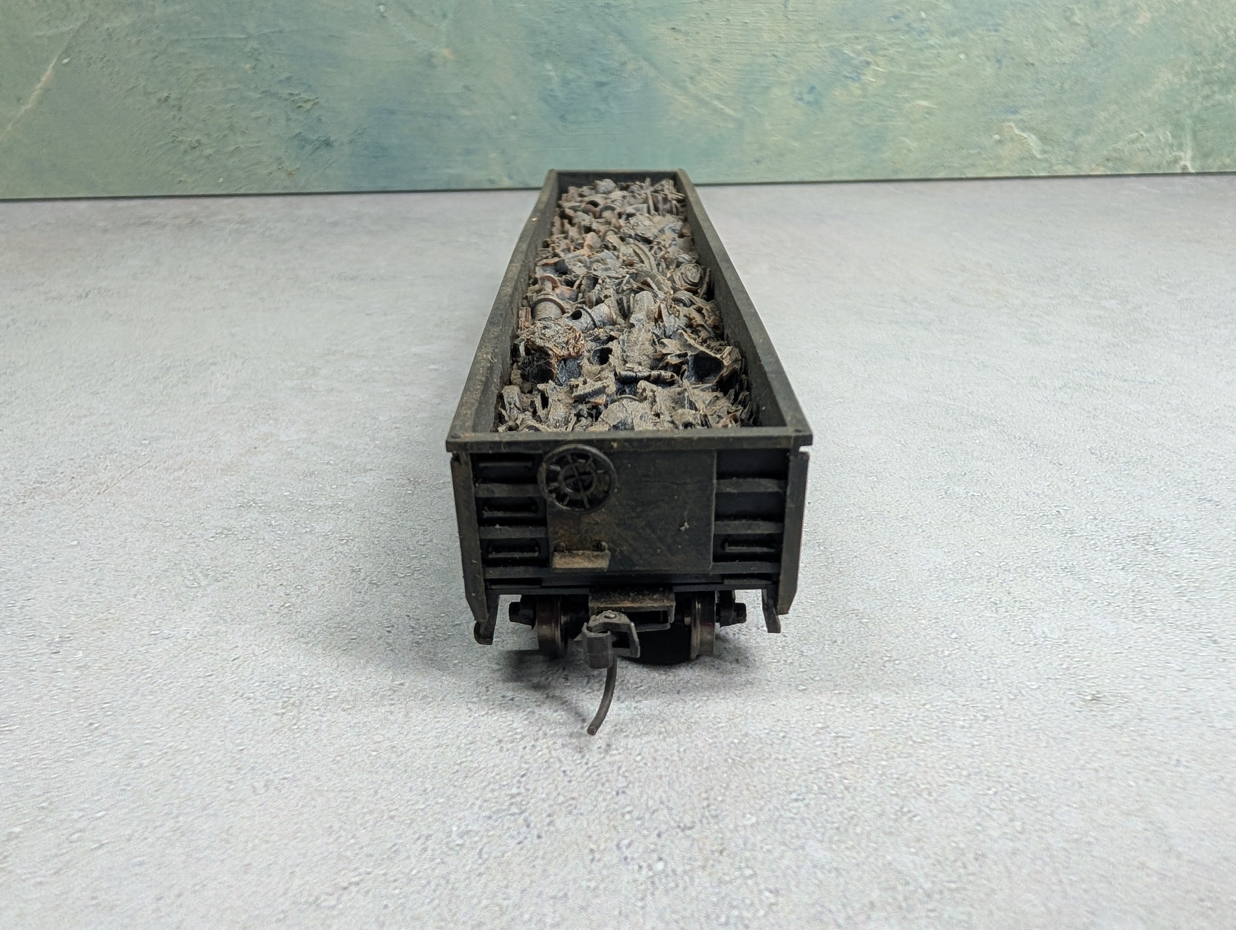 USED Roundhouse HO Scale 52'6" Gondola Elgin Joliet & Eastern EJ&E #87234 Weathered w/ Scrap Load
