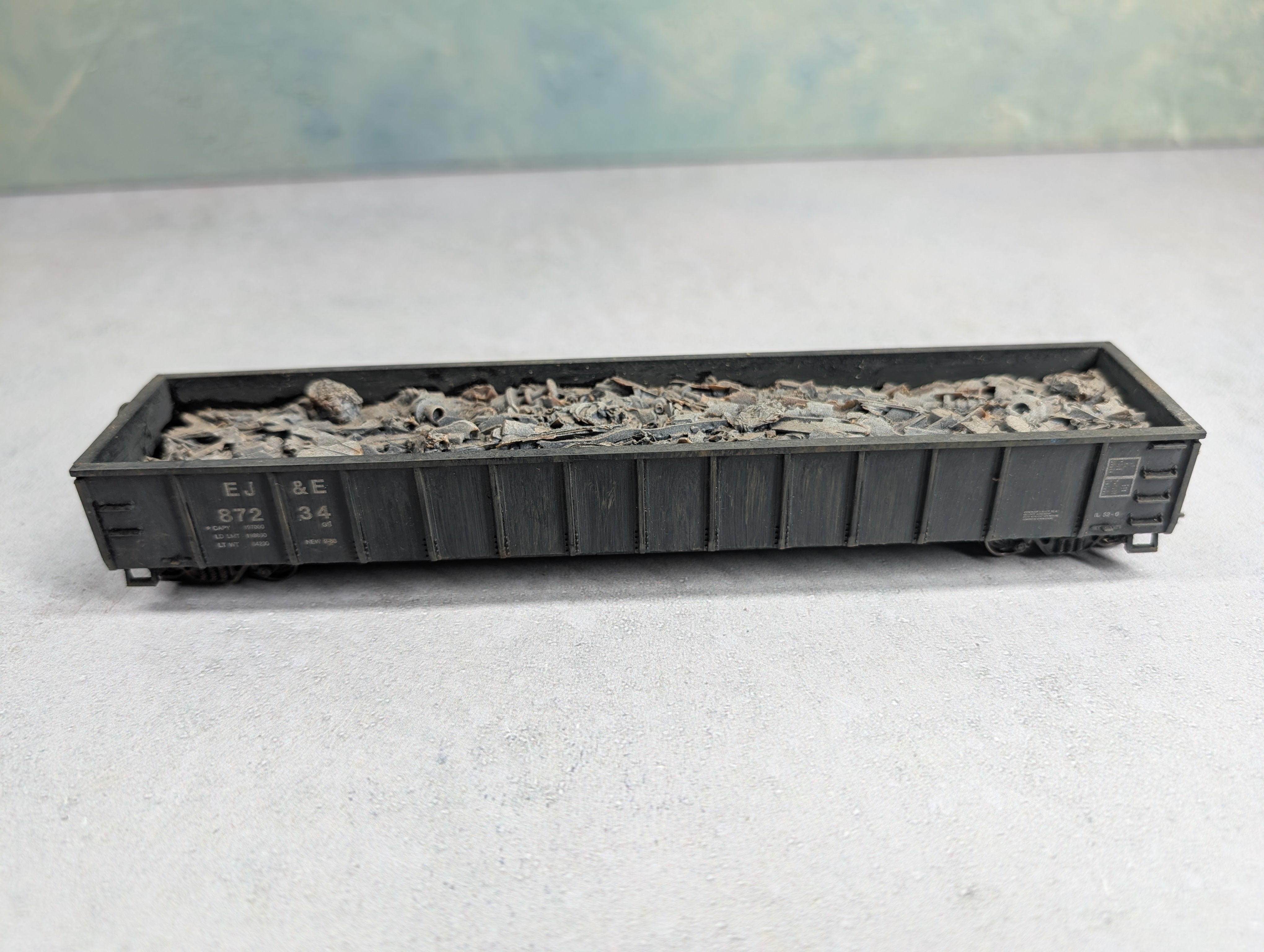 USED Roundhouse HO Scale 52'6" Gondola Elgin Joliet & Eastern EJ&E #87234 Weathered w/ Scrap Load