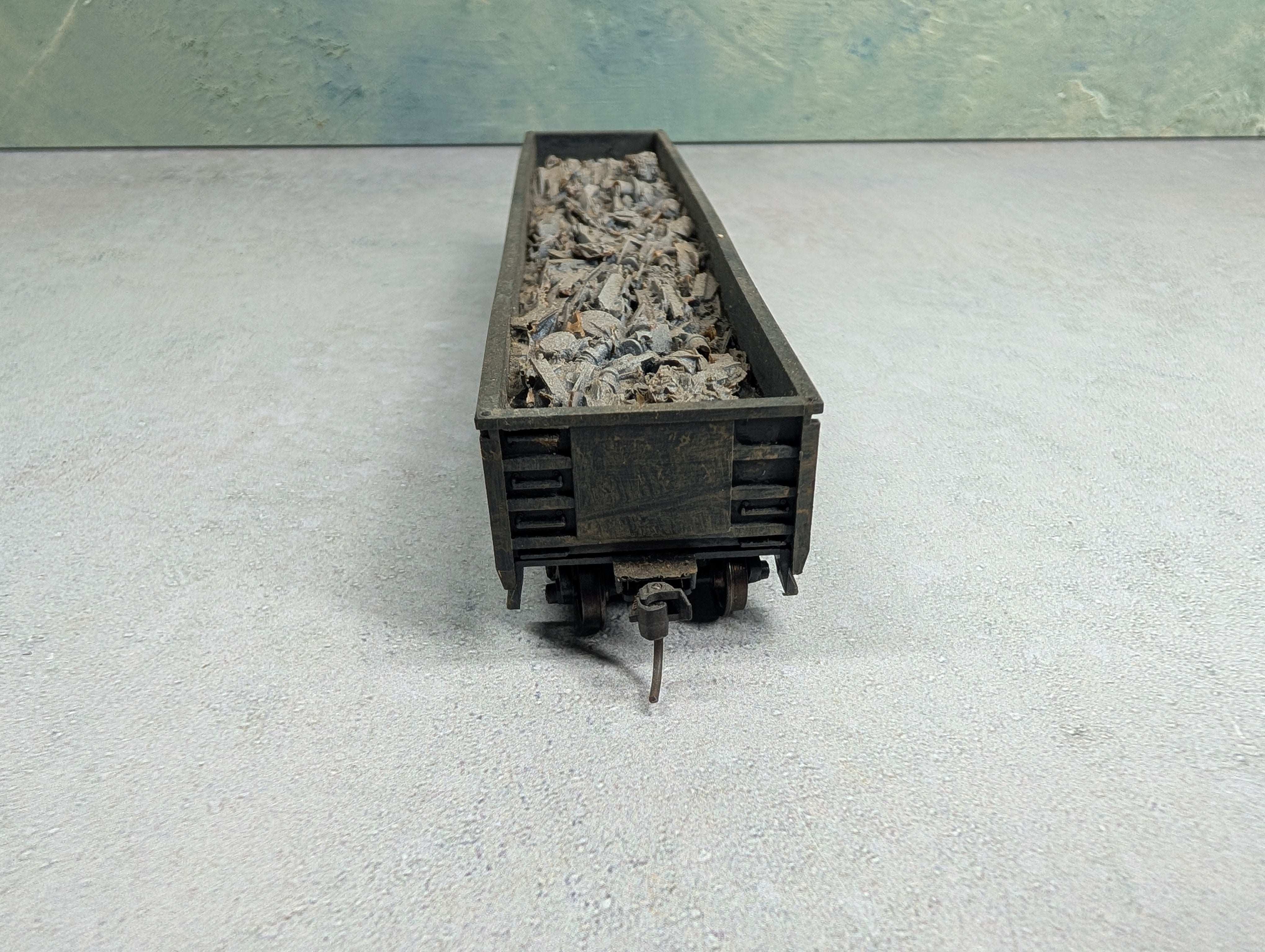 USED Roundhouse HO Scale 52'6" Gondola Elgin Joliet & Eastern EJ&E #87234 Weathered w/ Scrap Load