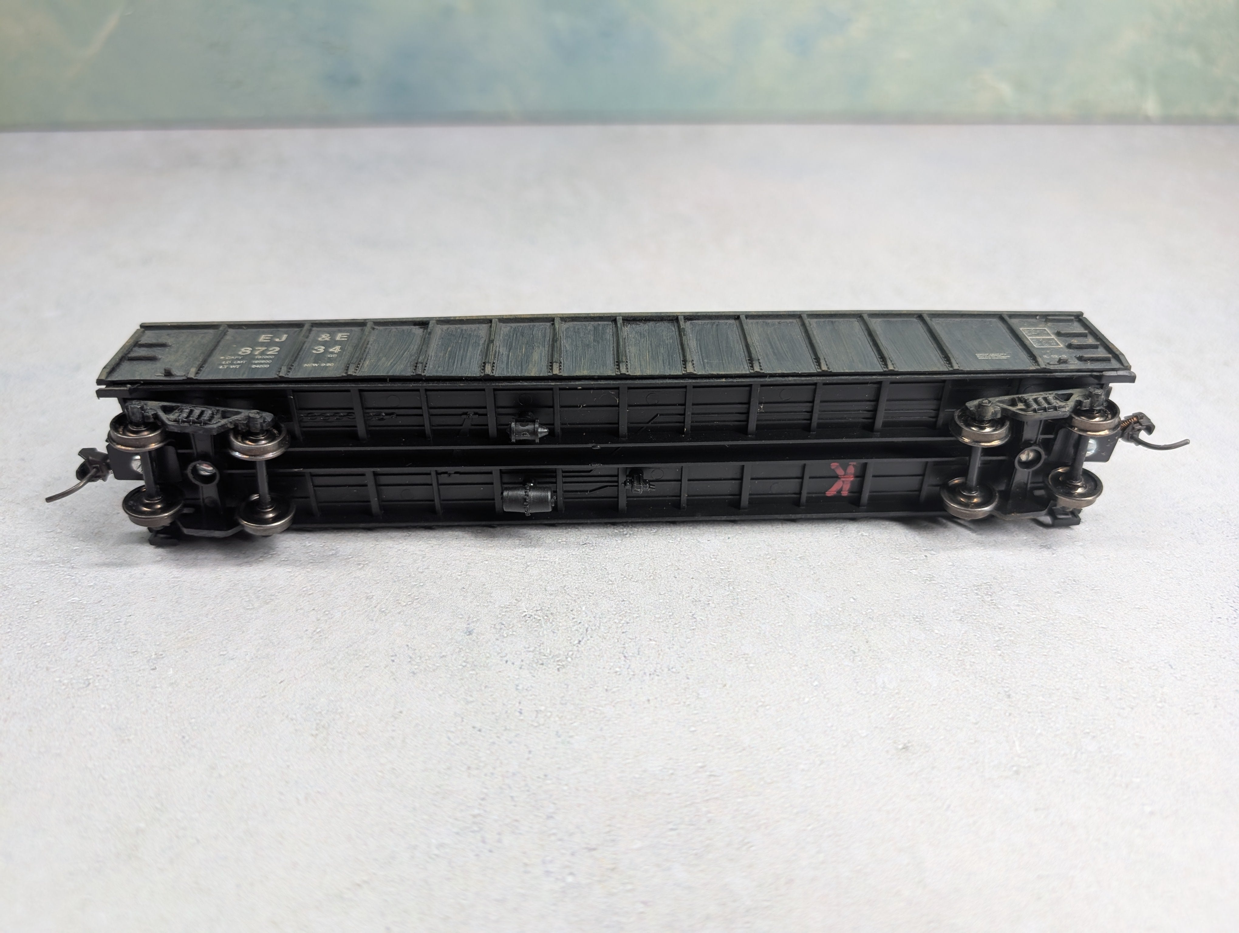 USED Roundhouse HO Scale 52'6" Gondola Elgin Joliet & Eastern EJ&E #87234 Weathered w/ Scrap Load