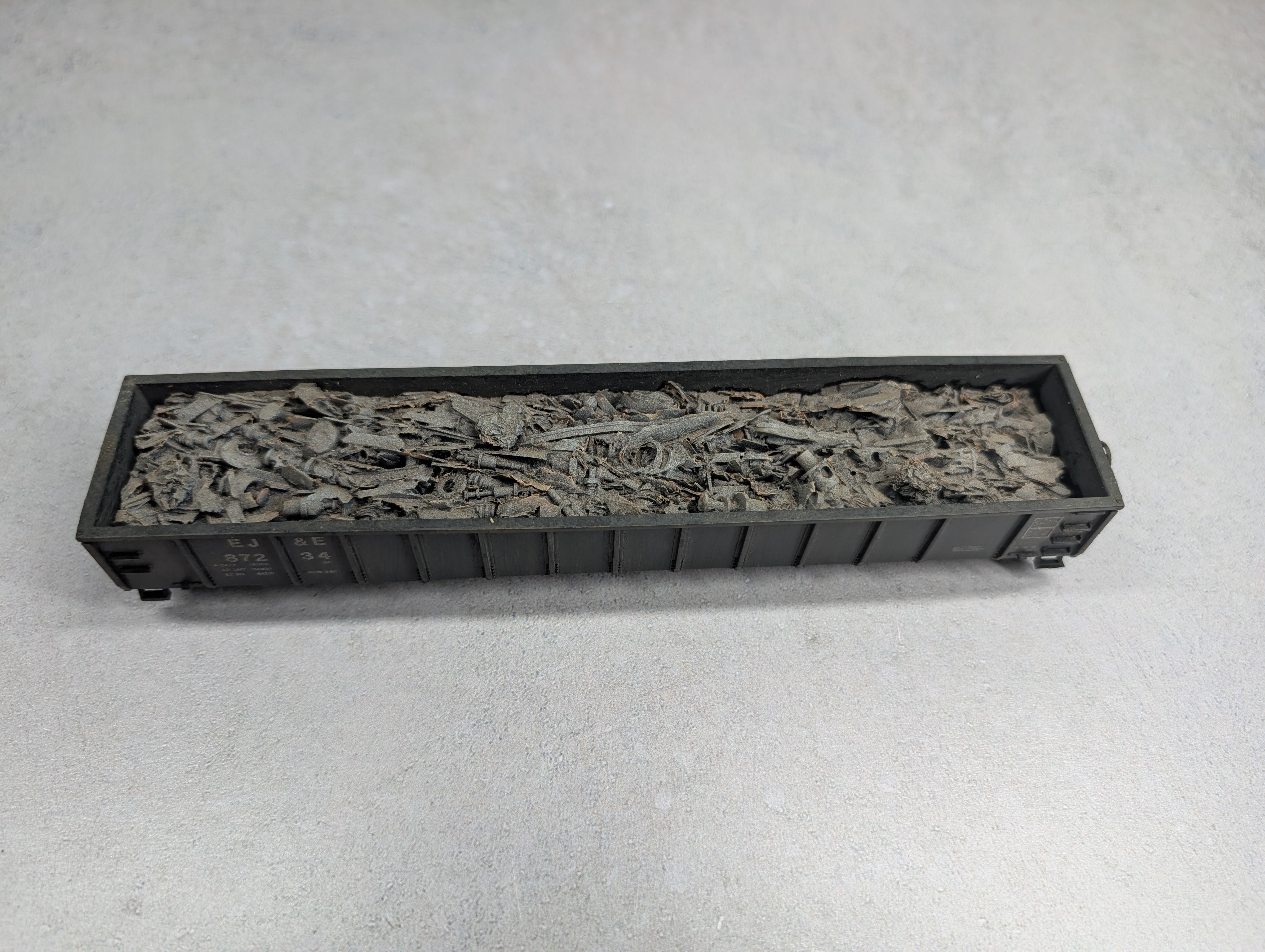 USED Roundhouse HO Scale 52'6" Gondola Elgin Joliet & Eastern EJ&E #87234 Weathered w/ Scrap Load