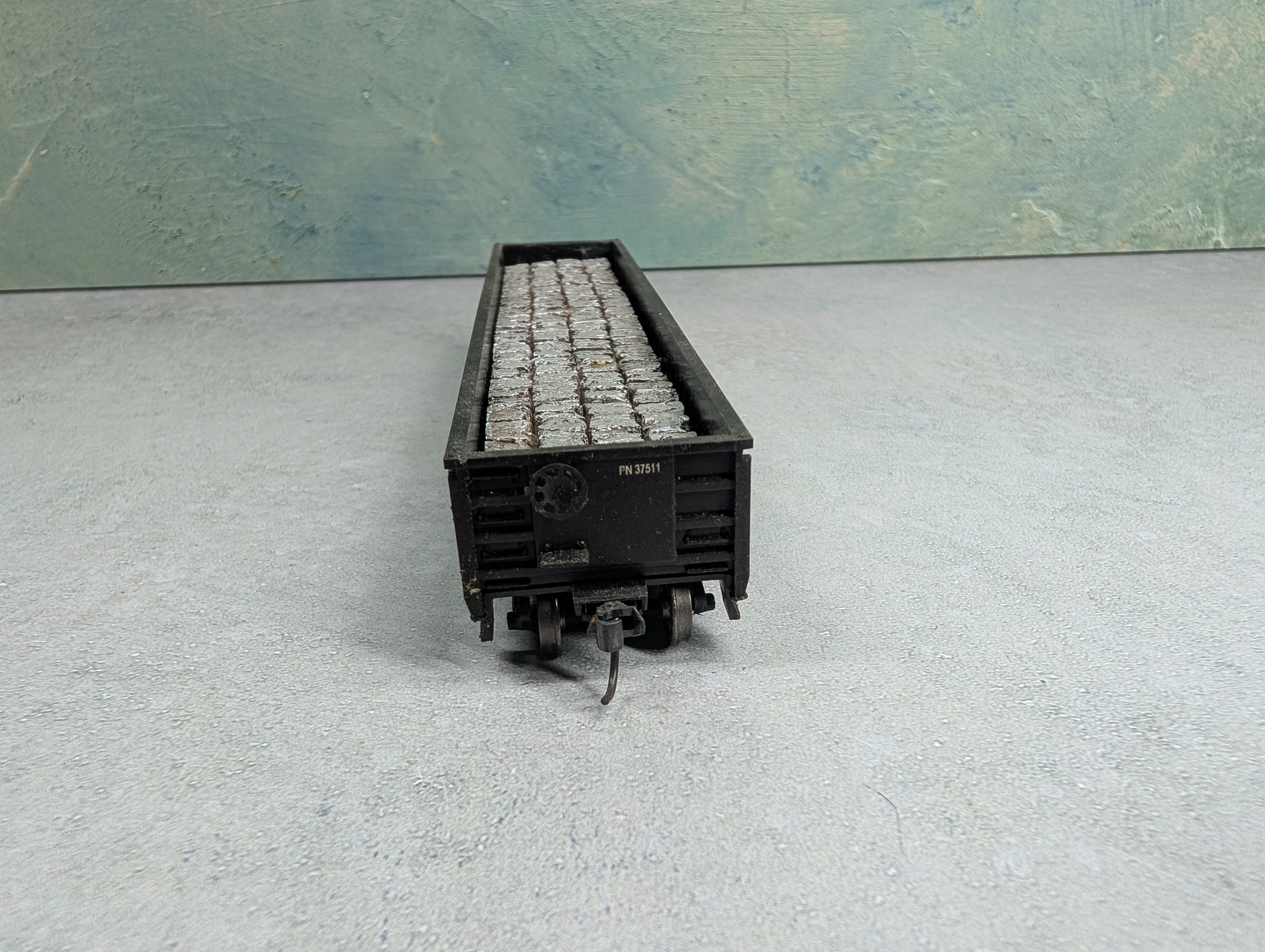 USED Roundhouse HO Scale 52'6" Gondola Providence Northern PN #37511 Weathered w/ Stone Load