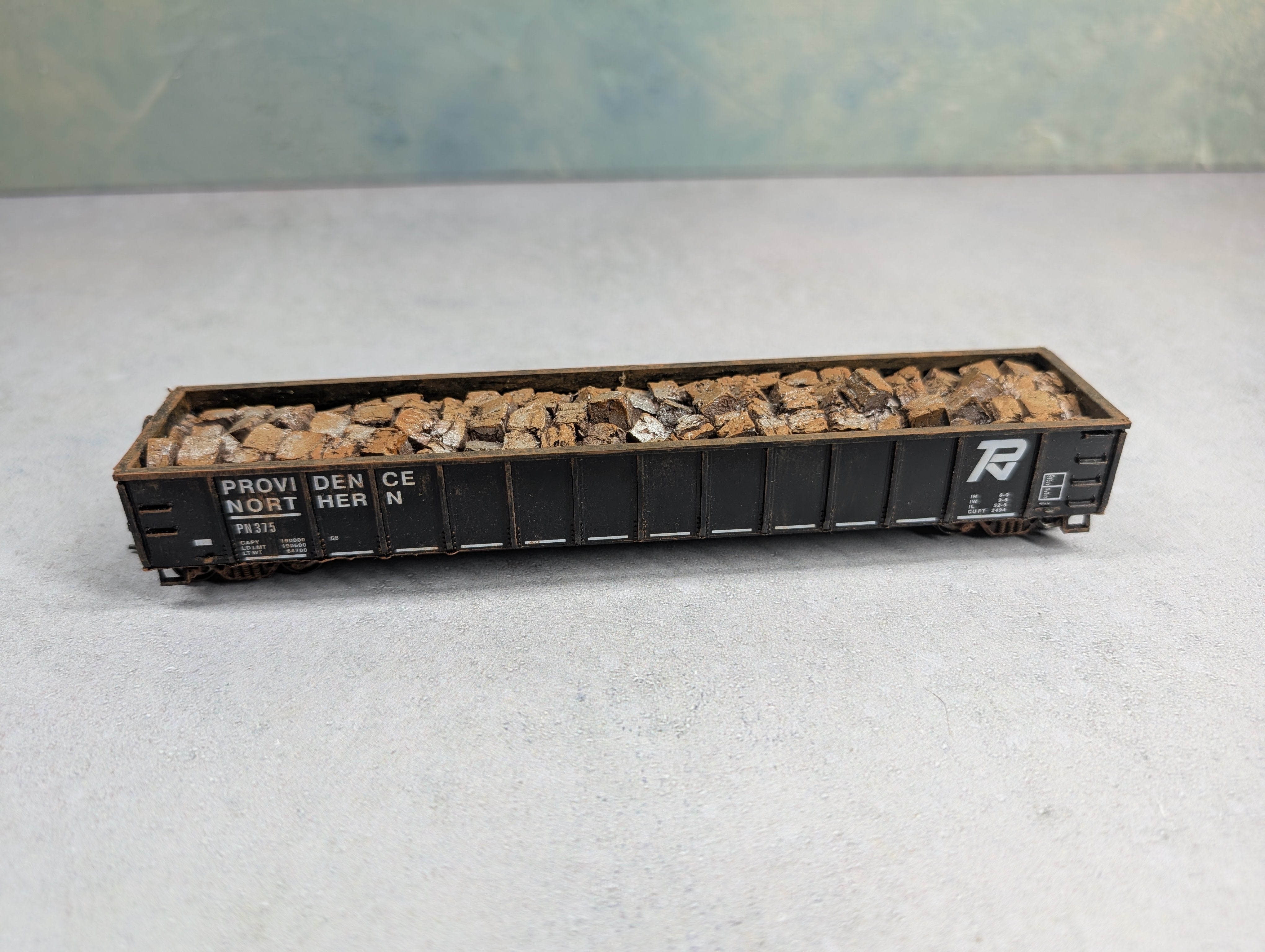 USED Roundhouse HO Scale 52'6" Gondola Providence Northern PN #375 Weathered w/ Stone Load