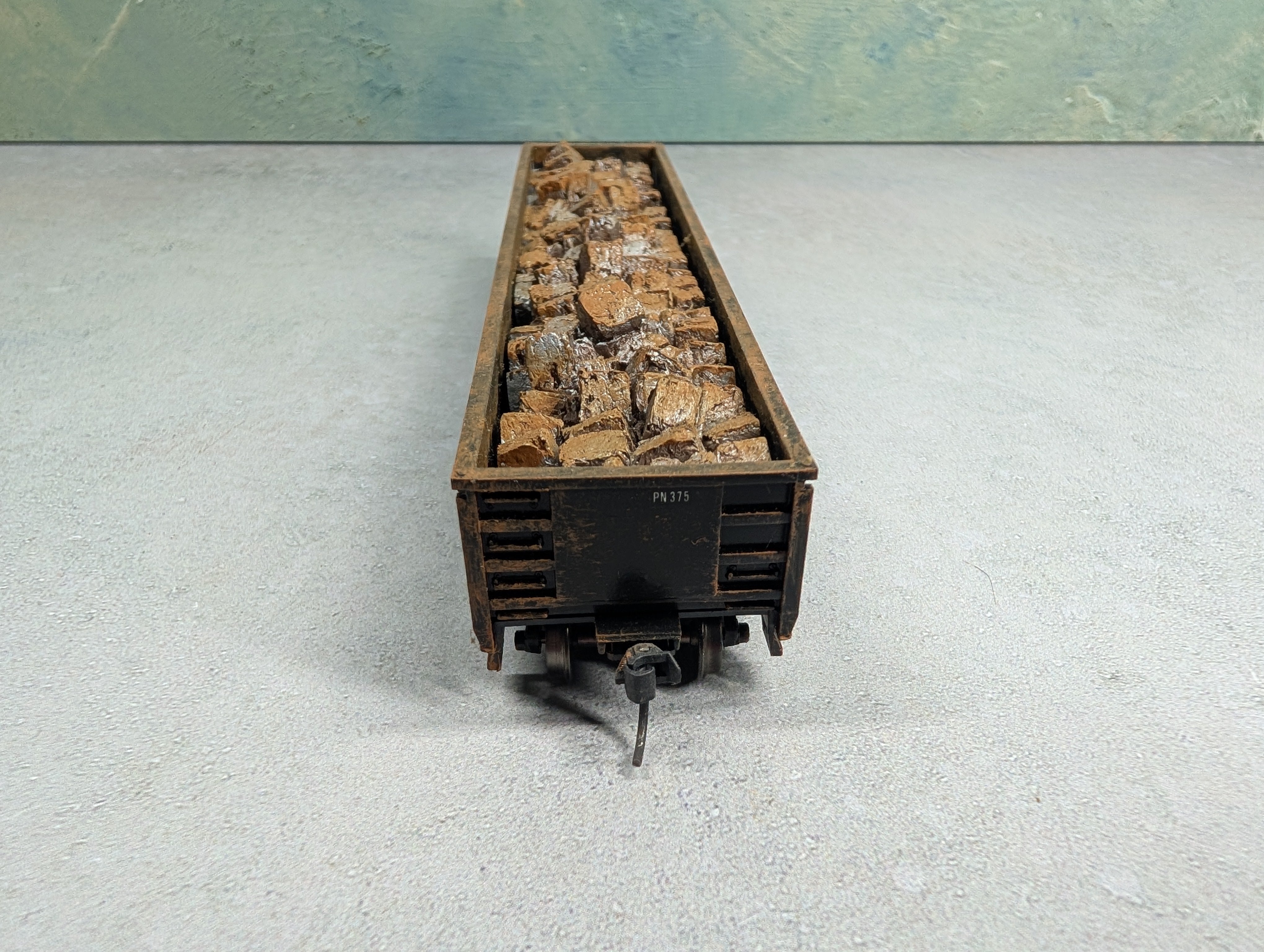 USED Roundhouse HO Scale 52'6" Gondola Providence Northern PN #375 Weathered w/ Stone Load