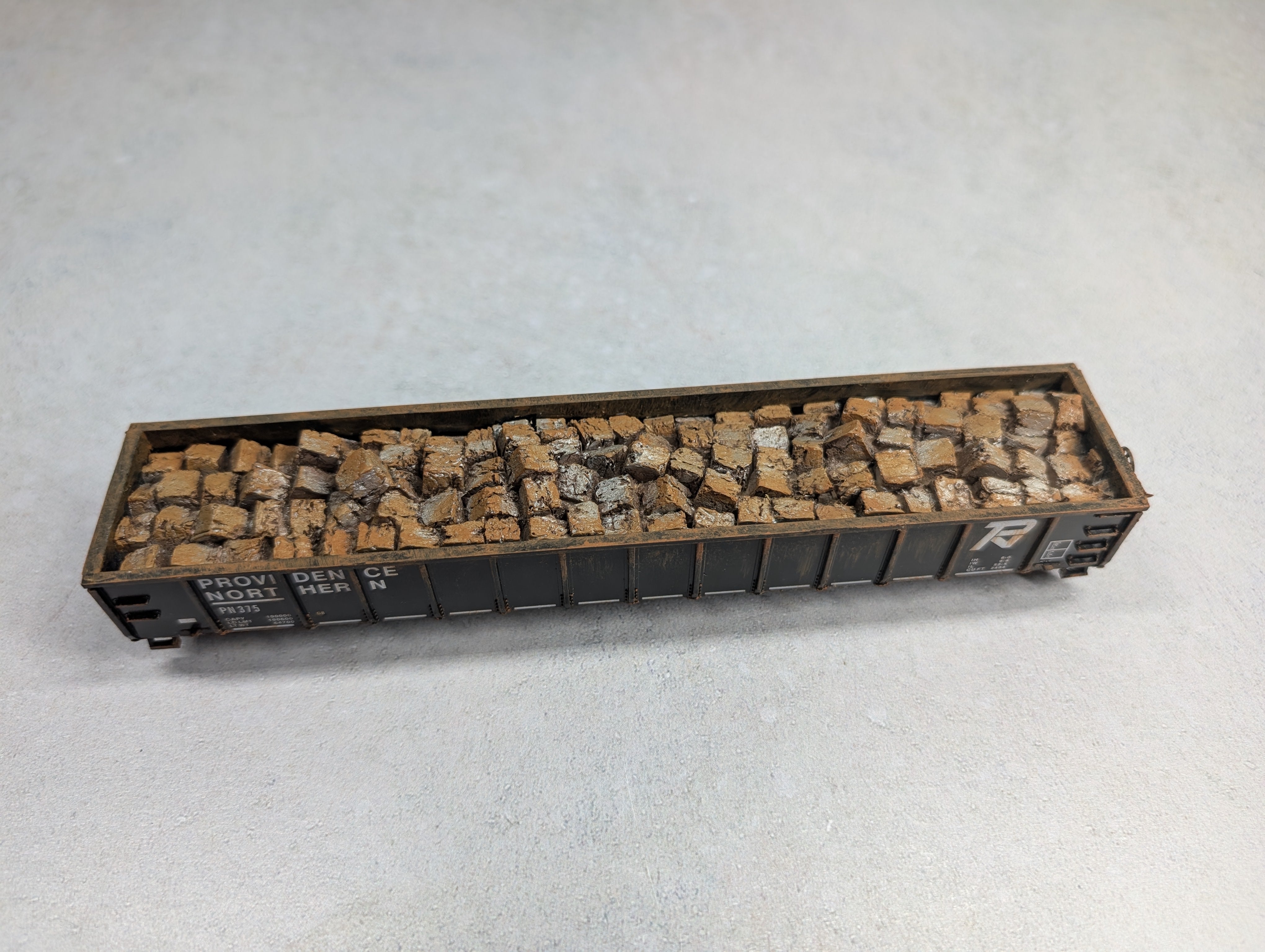 USED Roundhouse HO Scale 52'6" Gondola Providence Northern PN #375 Weathered w/ Stone Load