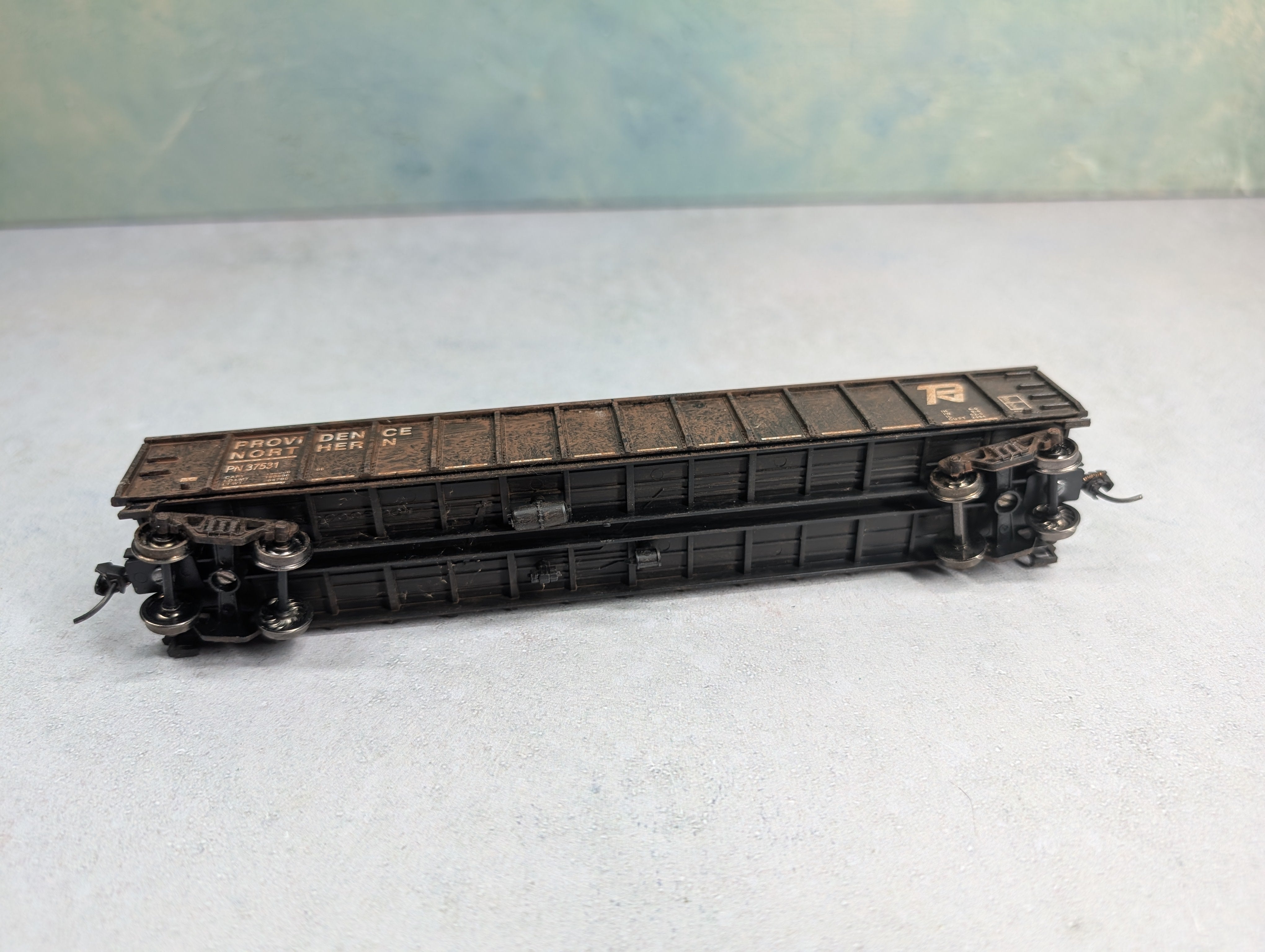 USED Roundhouse HO Scale 52'6" Gondola Providence Northern PN #37531 Weathered w/ Stone Load
